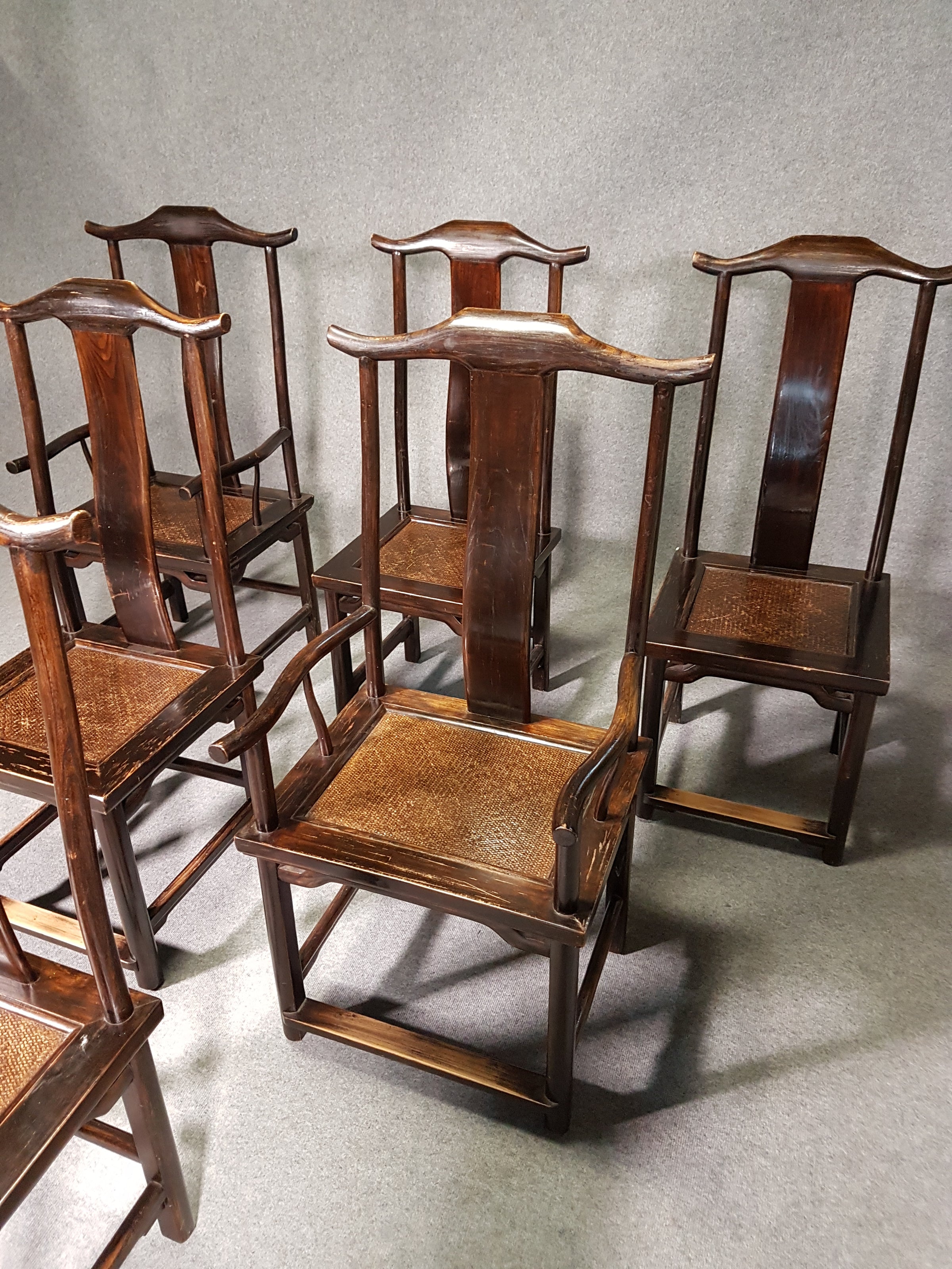 6 x Vintage Oosterse Aziatische Chinese Bruine Hoge Rug Yokeback Stoelen. 2 x Fauteuil / 4 x Zonder Armleuning.