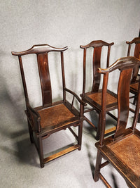 6 x Vintage Oosterse Aziatische Chinese Bruine Hoge Rug Yokeback Stoelen. 2 x Fauteuil / 4 x Zonder Armleuning.