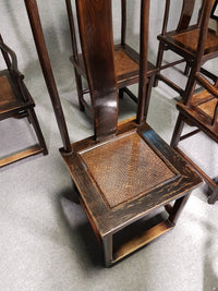 6 x Vintage Oosterse Aziatische Chinese Bruine Hoge Rug Yokeback Stoelen. 2 x Fauteuil / 4 x Zonder Armleuning.
