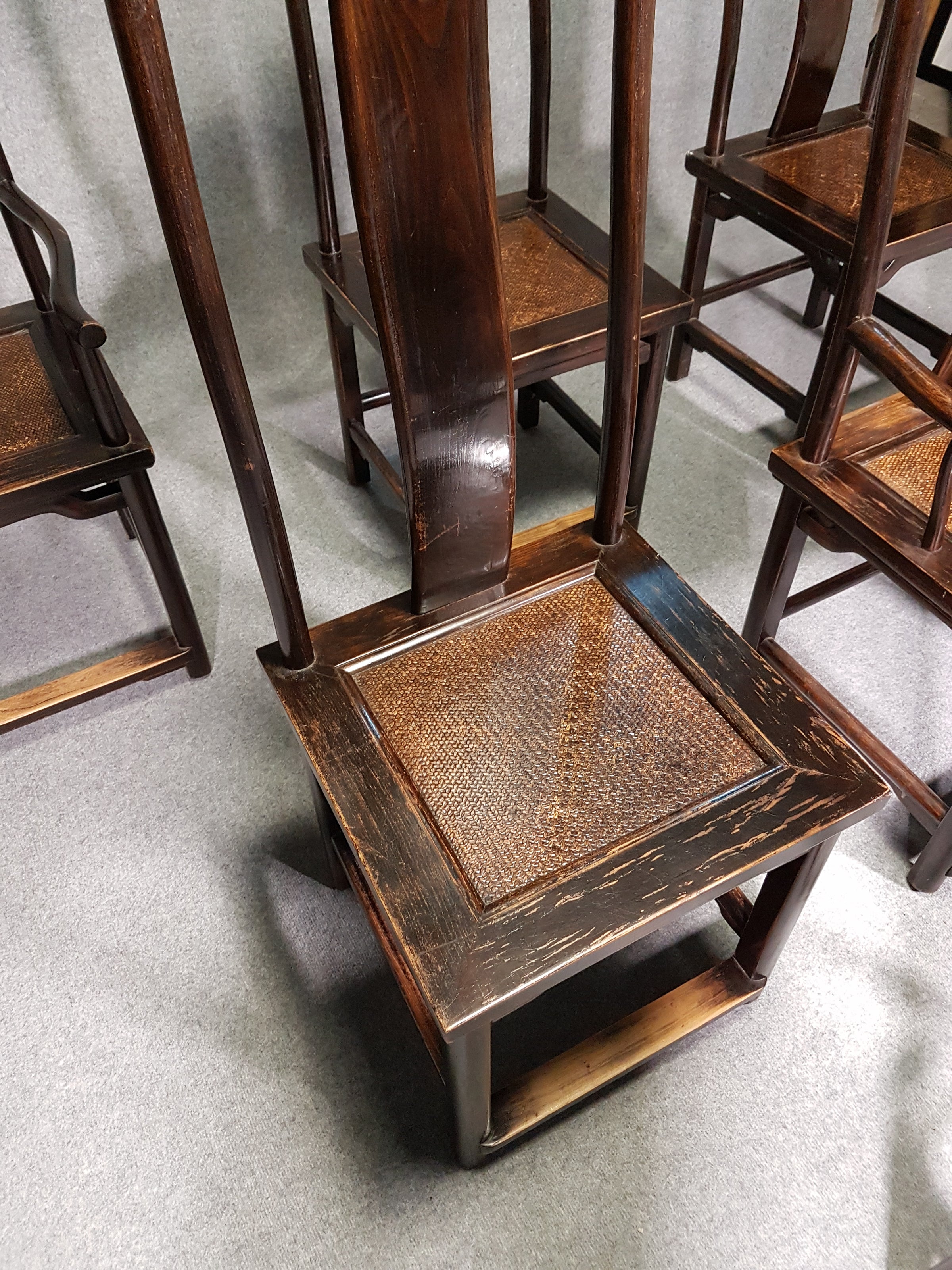6 x Vintage Oosterse Aziatische Chinese Bruine Hoge Rug Yokeback Stoelen. 2 x Fauteuil / 4 x Zonder Armleuning.