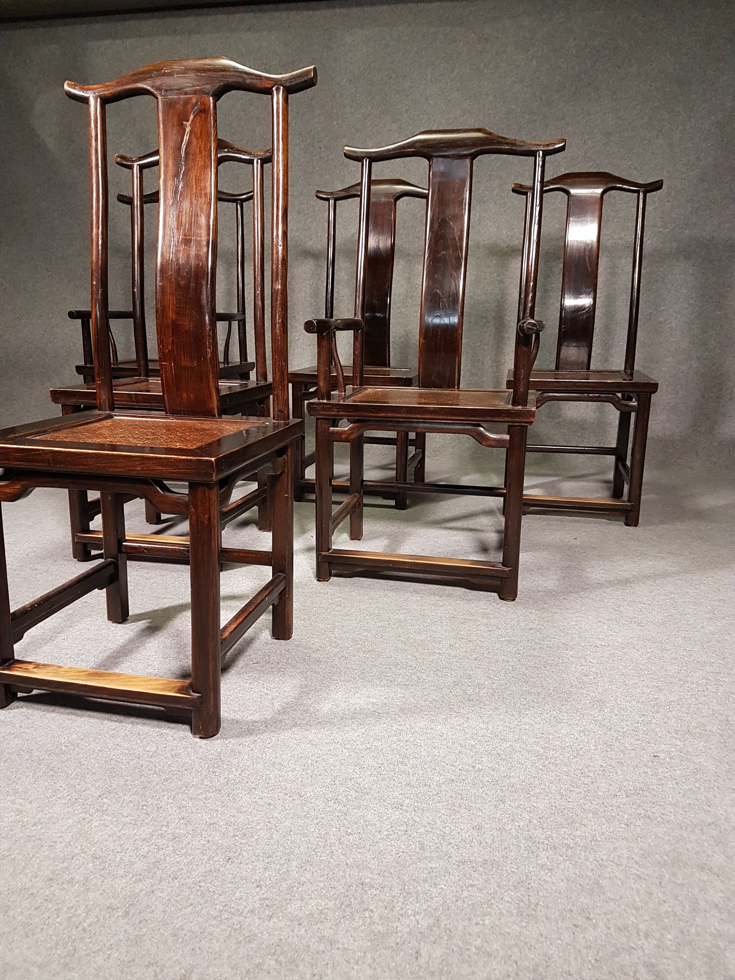 6 x Vintage Oosterse Aziatische Chinese Bruine Hoge Rug Yokeback Stoelen. 2 x Fauteuil / 4 x Zonder Armleuning.