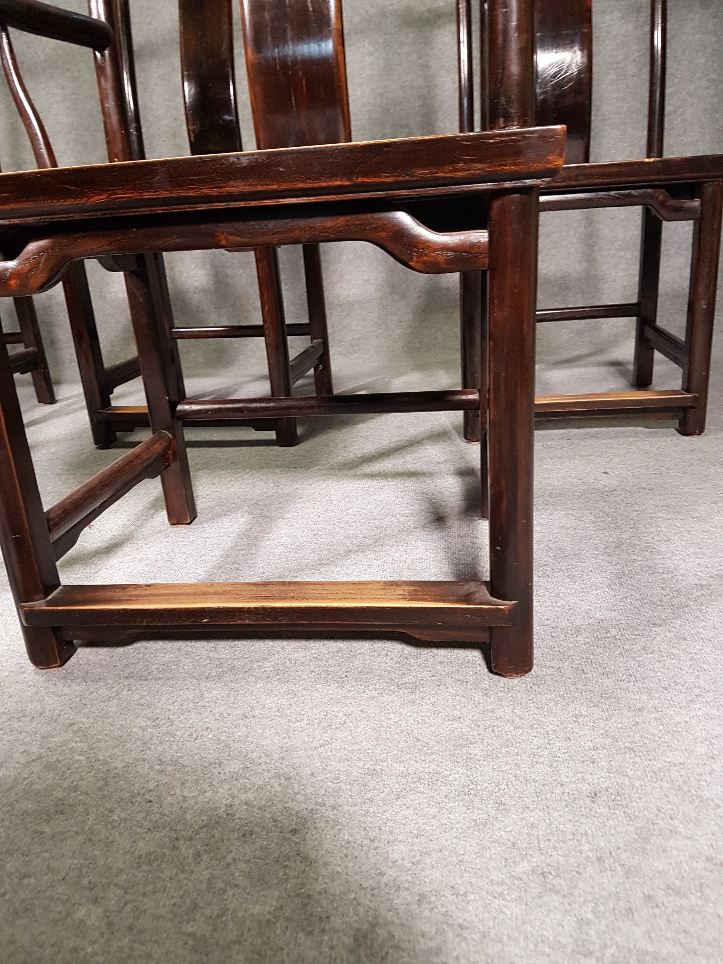 6 x Vintage Oosterse Aziatische Chinese Bruine Hoge Rug Yokeback Stoelen. 2 x Fauteuil / 4 x Zonder Armleuning.