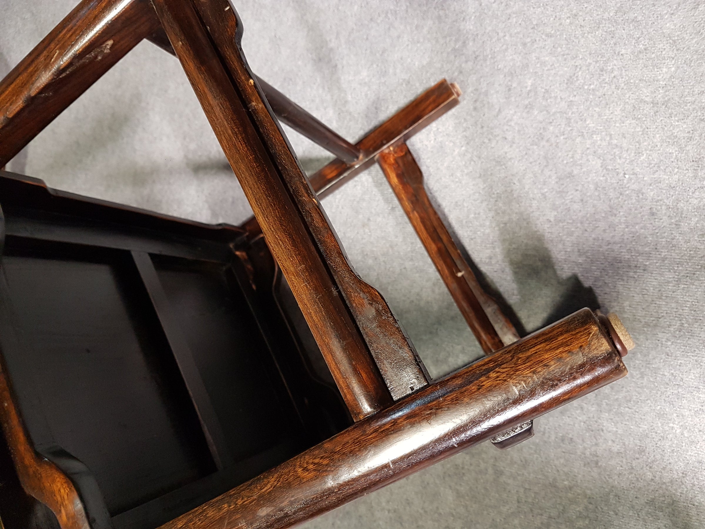 6 x Vintage Oosterse Aziatische Chinese Bruine Hoge Rug Yokeback Stoelen. 2 x Fauteuil / 4 x Zonder Armleuning.