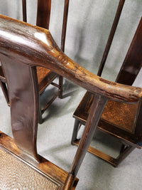 6 x Vintage Oosterse Aziatische Chinese Bruine Hoge Rug Yokeback Stoelen. 2 x Fauteuil / 4 x Zonder Armleuning.