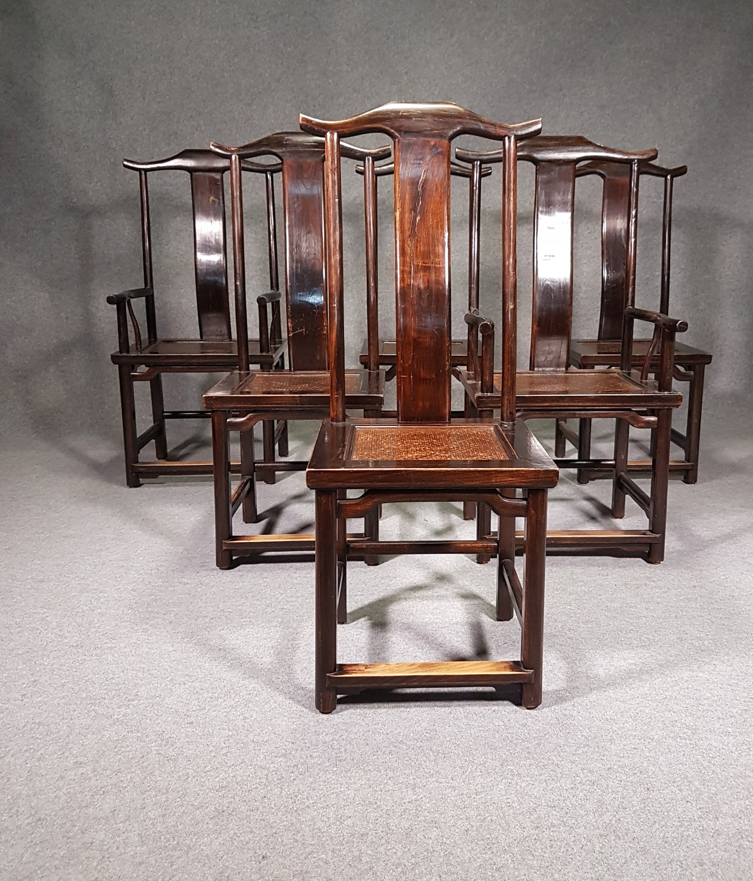 6 x Vintage Oosterse Aziatische Chinese Bruine Hoge Rug Yokeback Stoelen. 2 x Fauteuil / 4 x Zonder Armleuning.