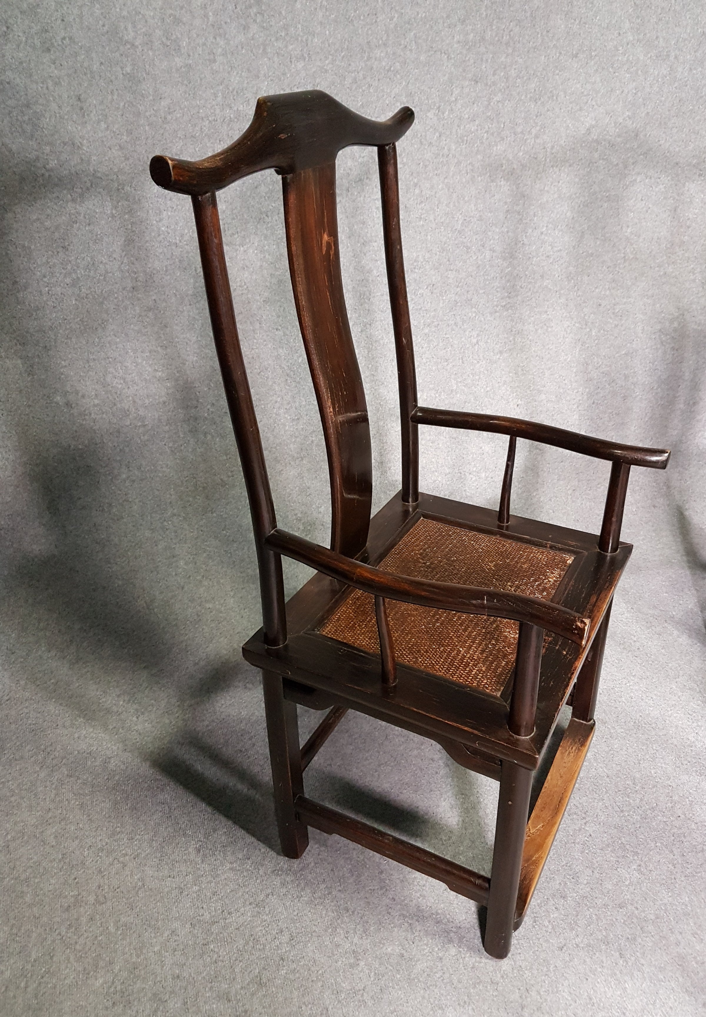 6 x Vintage Oosterse Aziatische Chinese Bruine Hoge Rug Yokeback Stoelen. 2 x Fauteuil / 4 x Zonder Armleuning.