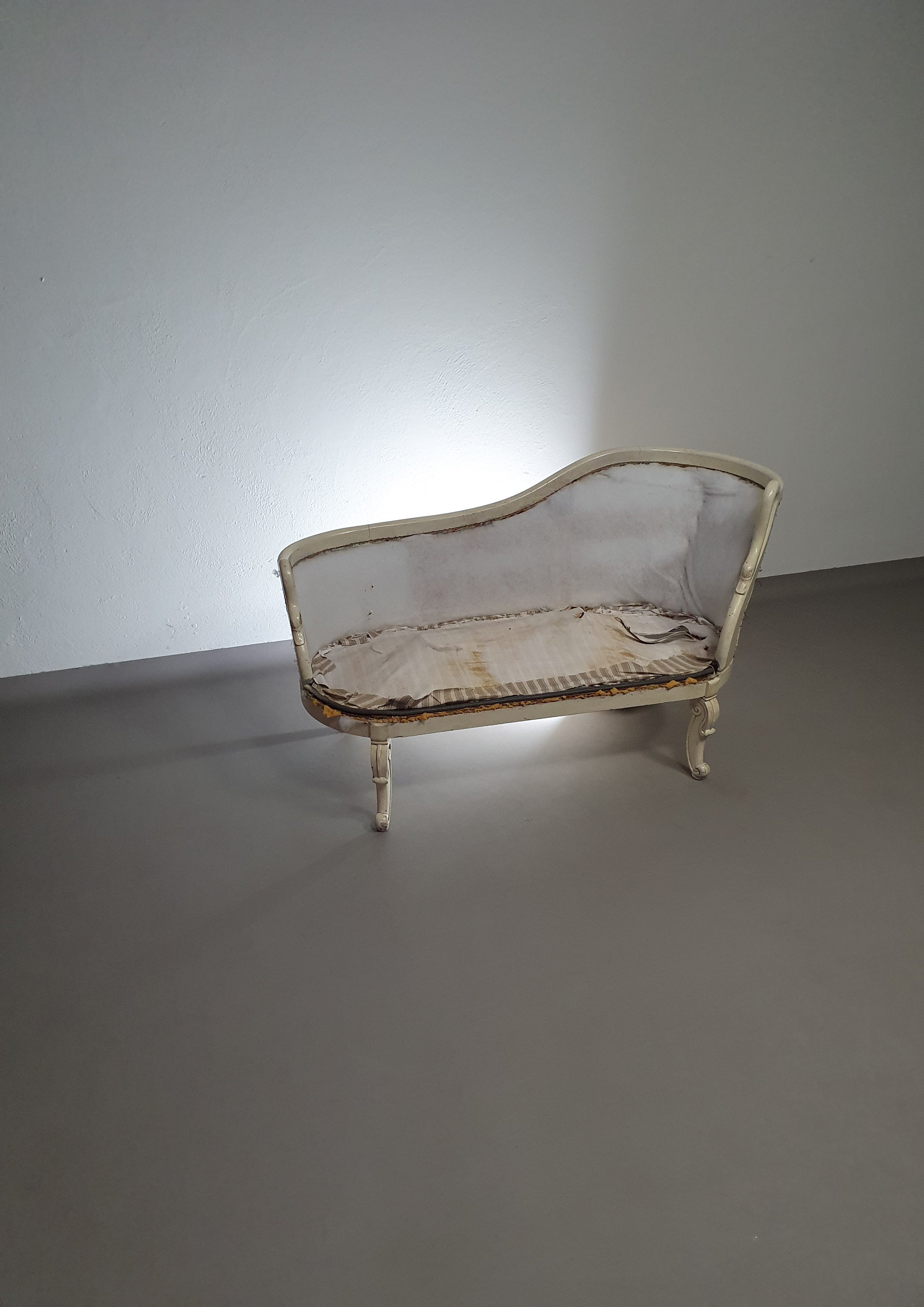 Prachtige oude Art Nouveau, onafgewerkte Franse canapé/chaise longue met zwanenhals armleuningen