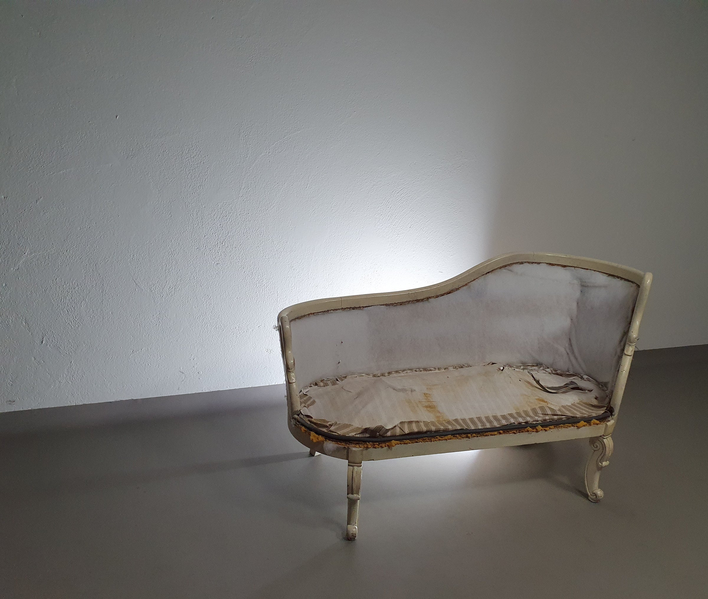 Prachtige oude Art Nouveau, onafgewerkte Franse canapé/chaise longue met zwanenhals armleuningen