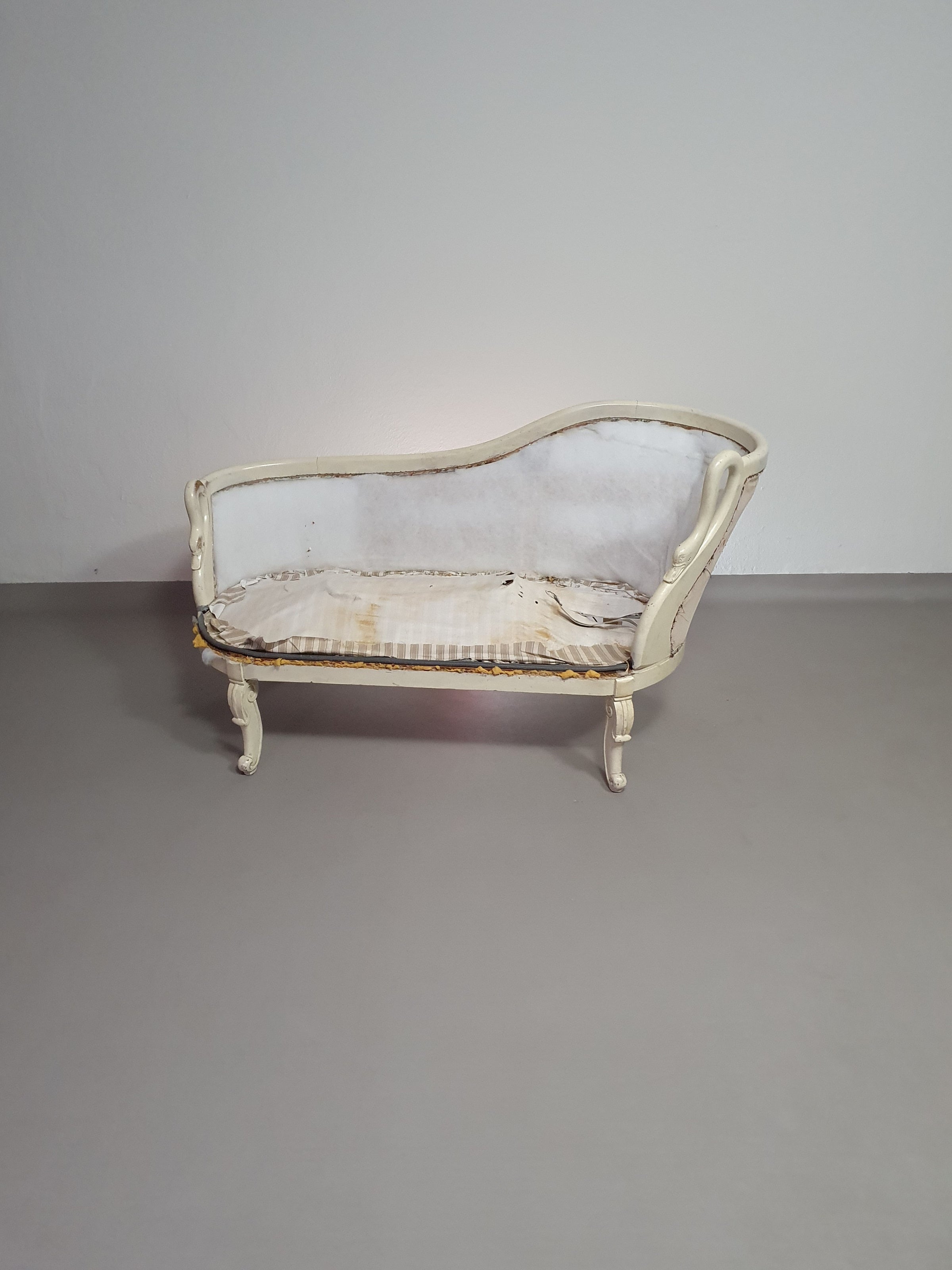Prachtige oude Art Nouveau, onafgewerkte Franse canapé/chaise longue met zwanenhals armleuningen