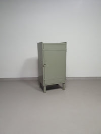 Prachtig werkplaatskastje. Grijs metaal lockertje.
Industrial small sideboard