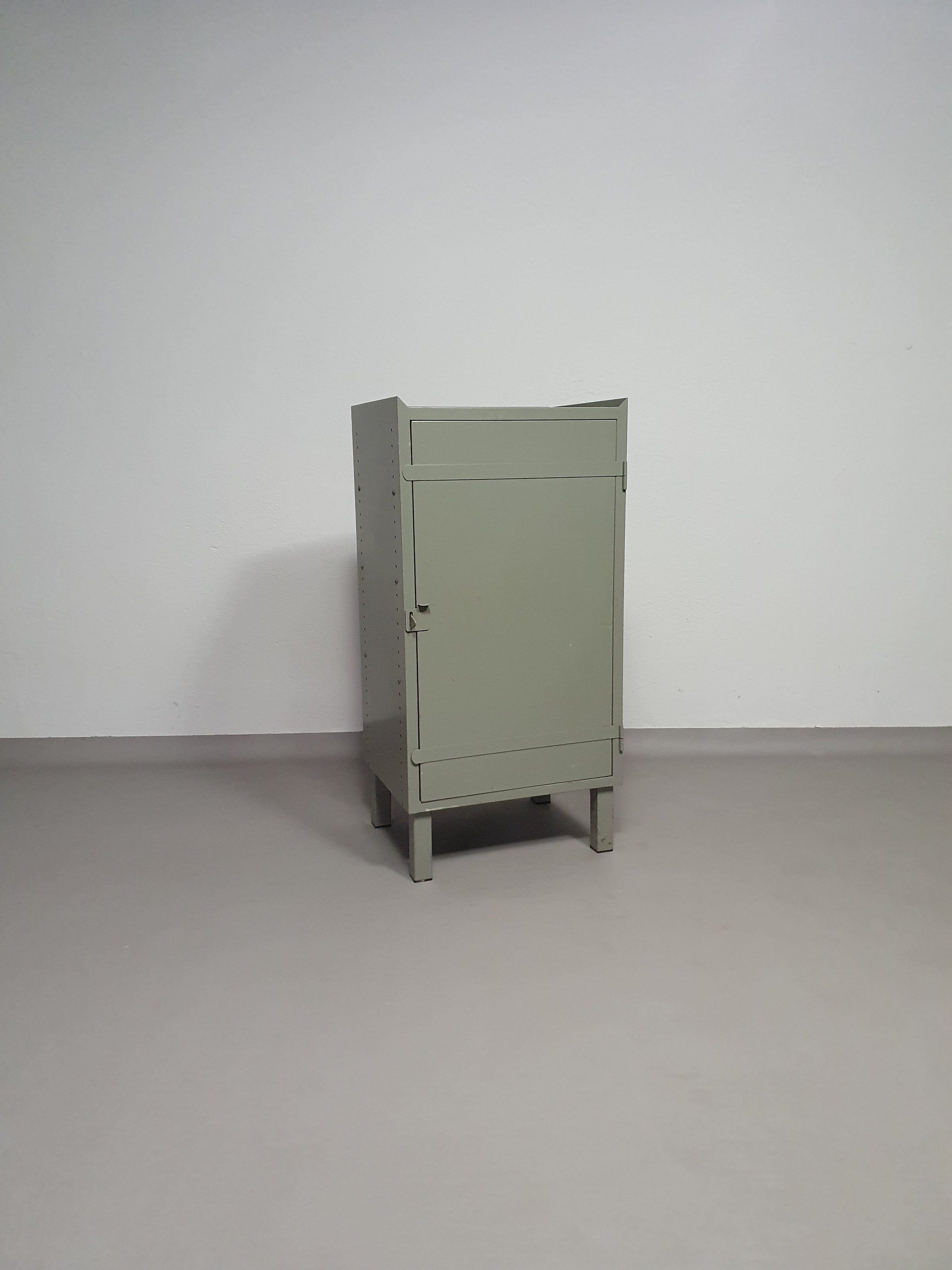 Prachtig werkplaatskastje. Grijs metaal lockertje.
Industrial small sideboard