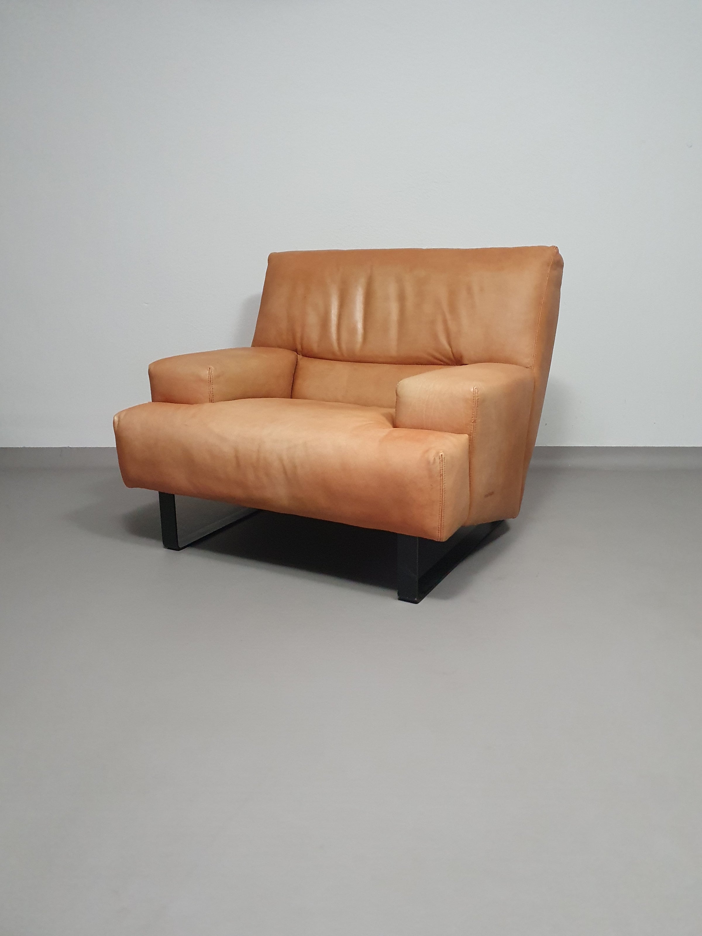 2 x Machalke thick saddle leather love seat.
