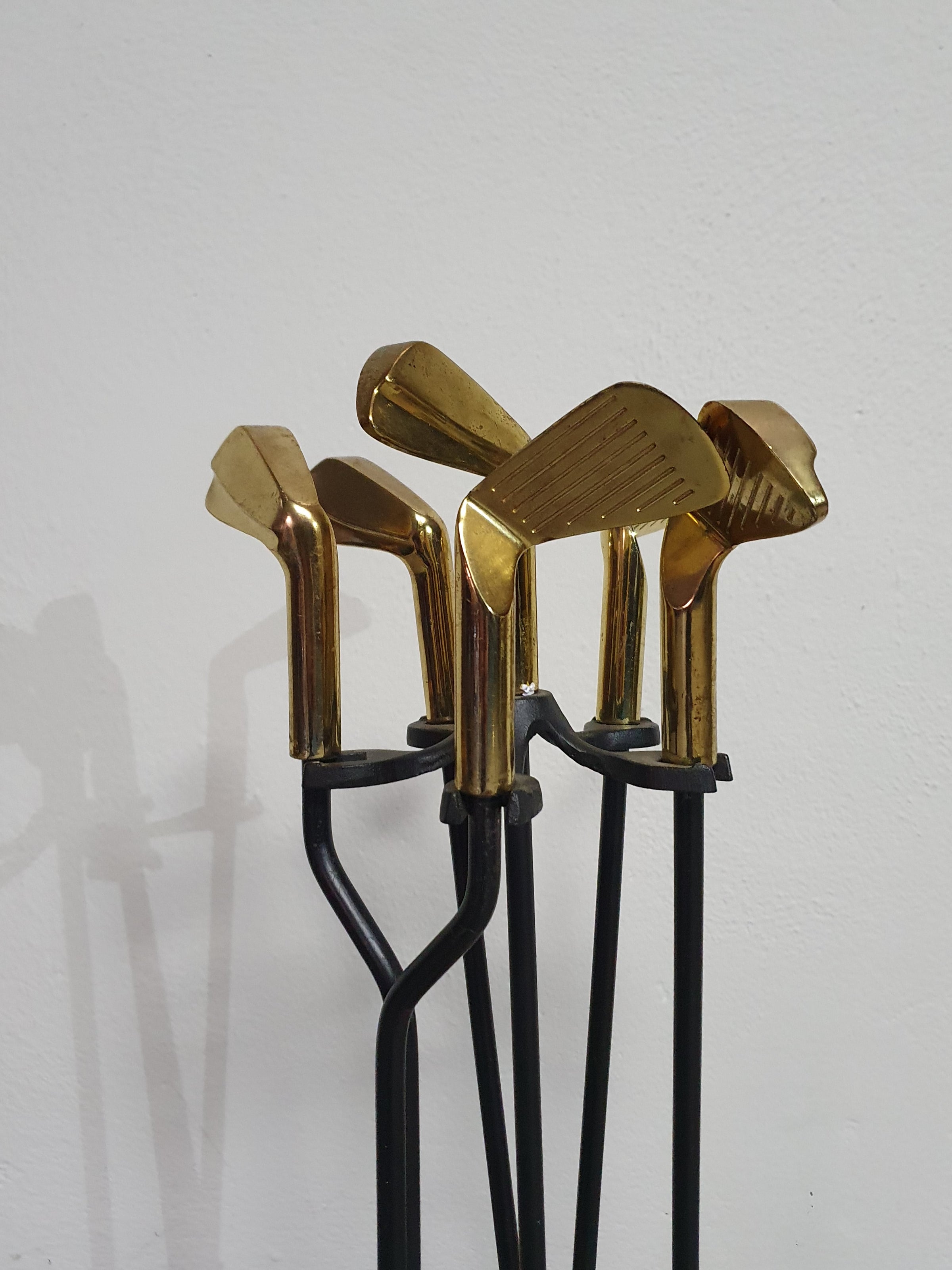 Vintage set van vijf messing open haardgereedschappen in golfclubs, Frankrijk circa 1950