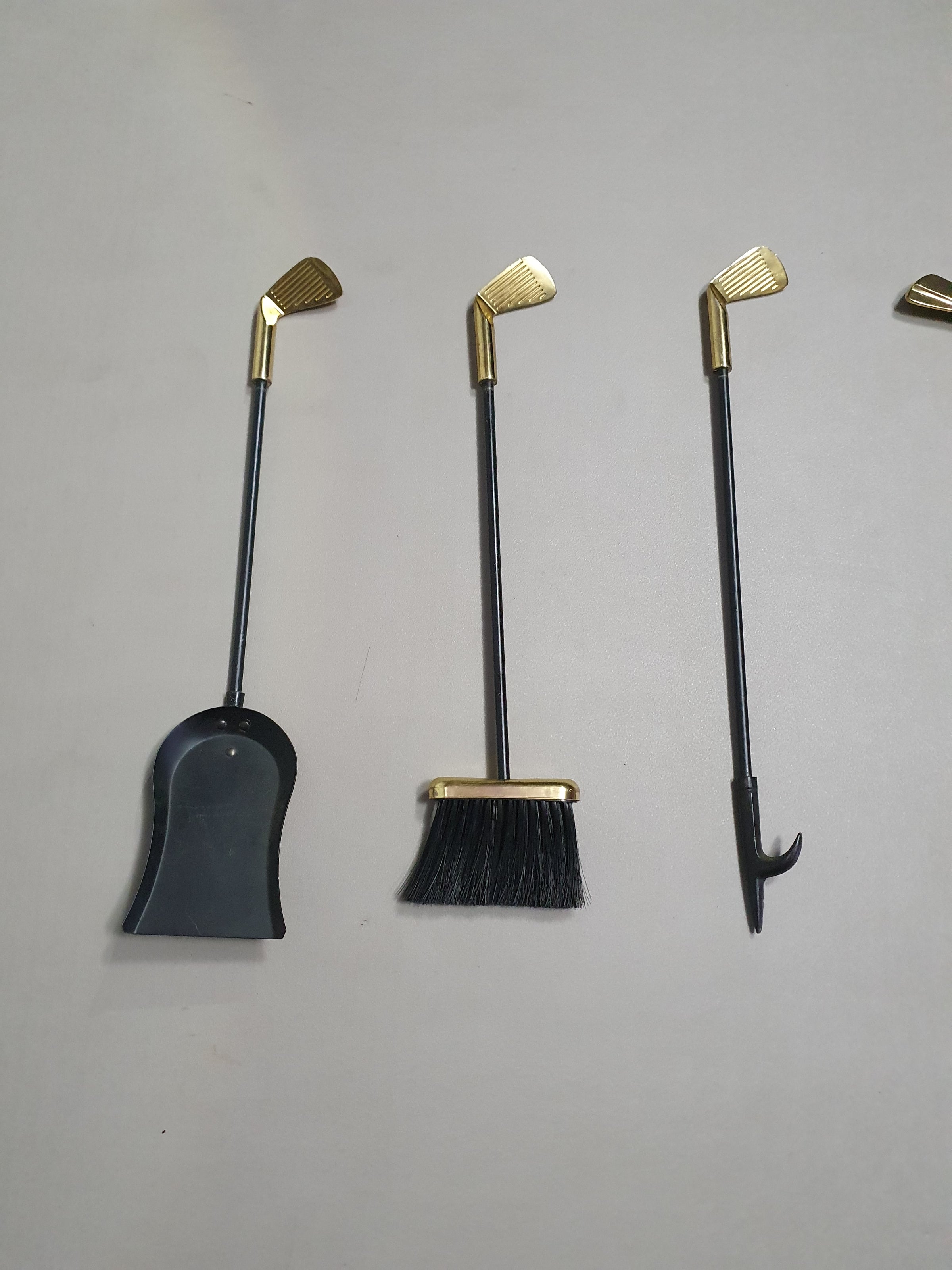 Vintage set van vijf messing open haardgereedschappen in golfclubs, Frankrijk circa 1950