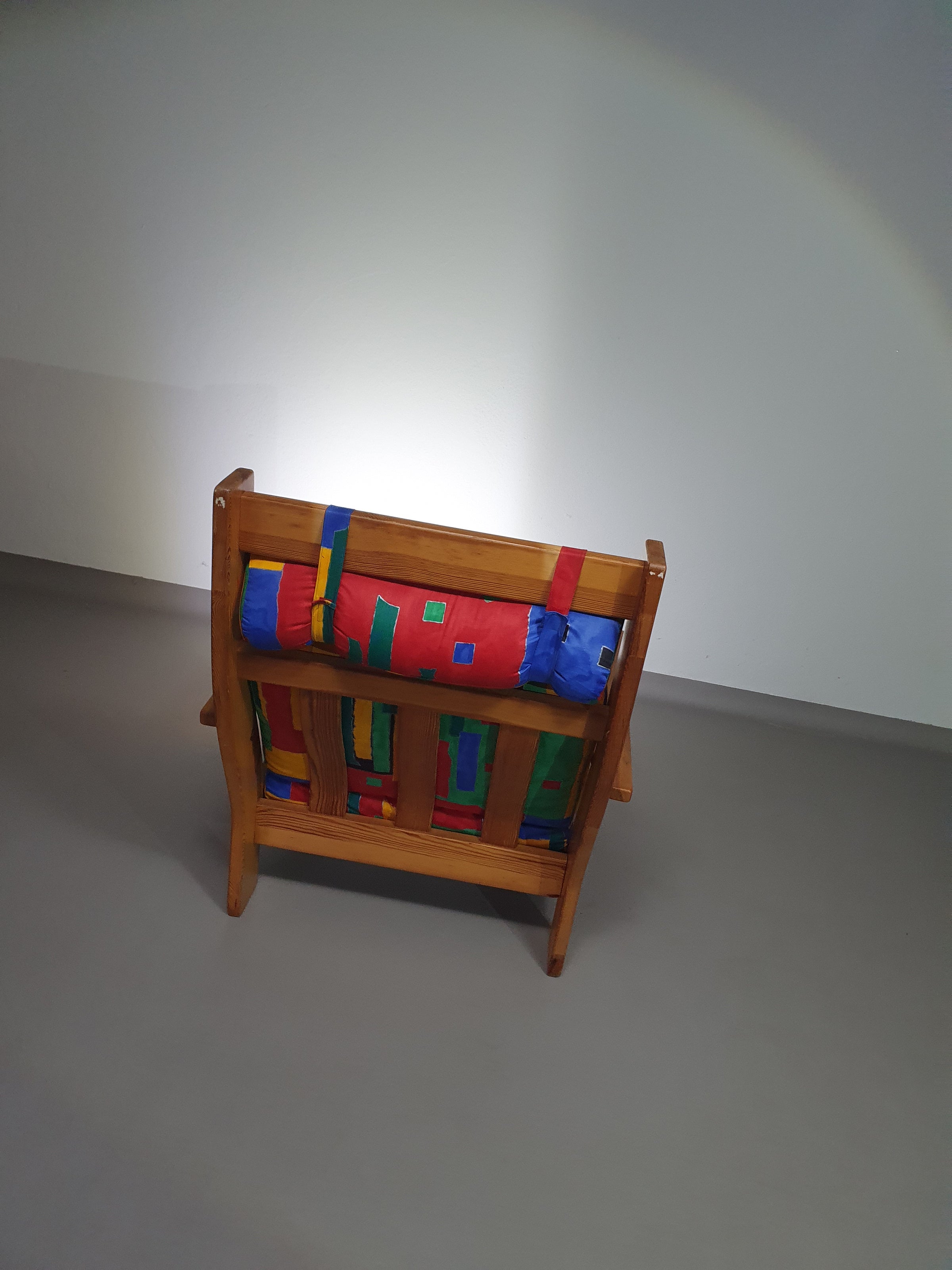 Fauteuil uit Frankrijk, daterend uit de jaren 60. Het frame is gemaakt van grenen en verkeert in originele, goed gepresenteerde staat. Ontwerper (voor zover bekend) onbekend.