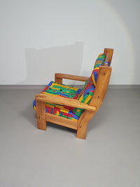 Fauteuil uit Frankrijk, daterend uit de jaren 60. Het frame is gemaakt van grenen en verkeert in originele, goed gepresenteerde staat. Ontwerper (voor zover bekend) onbekend.