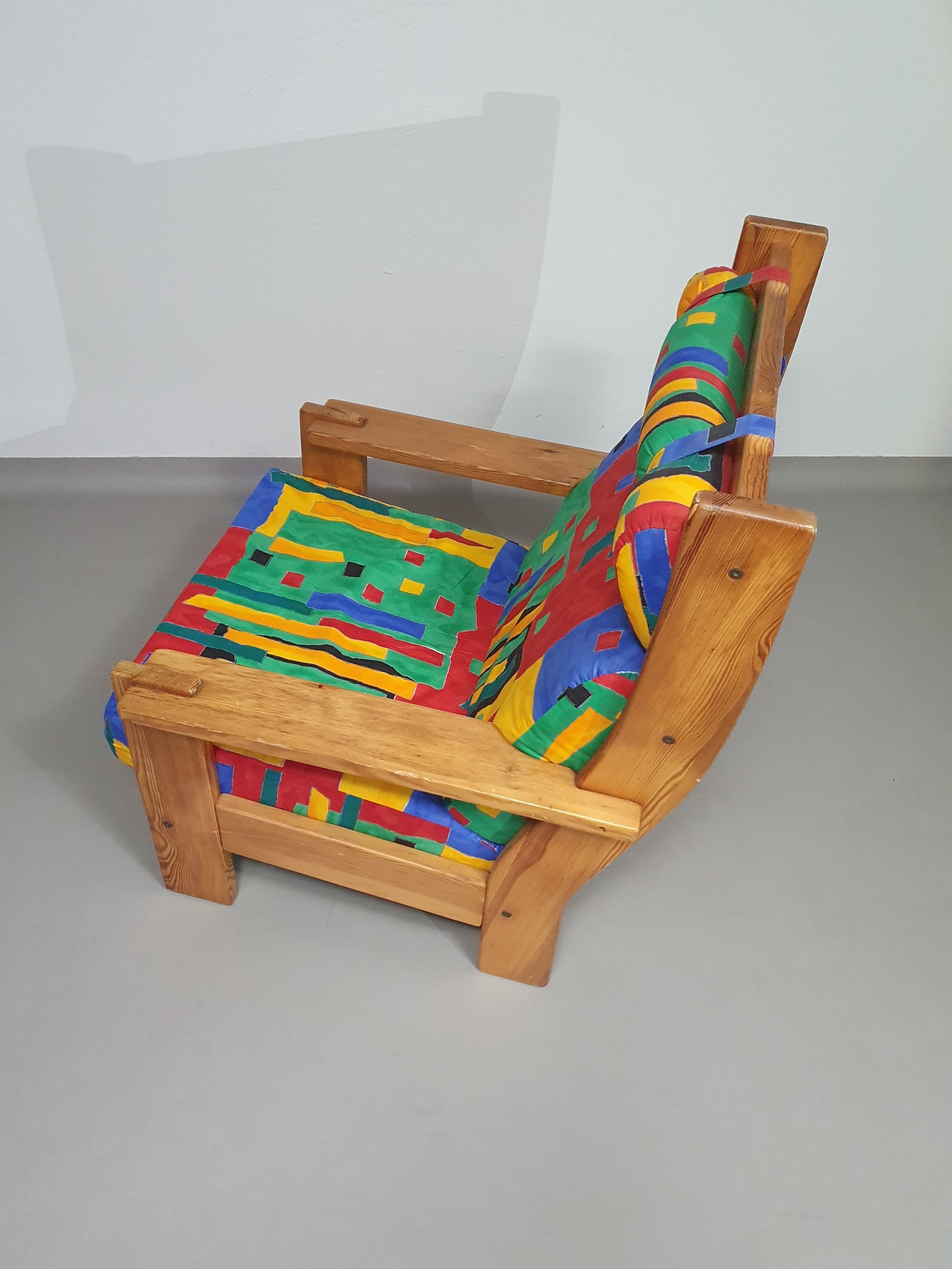 Fauteuil uit Frankrijk, daterend uit de jaren 60. Het frame is gemaakt van grenen en verkeert in originele, goed gepresenteerde staat. Ontwerper (voor zover bekend) onbekend.