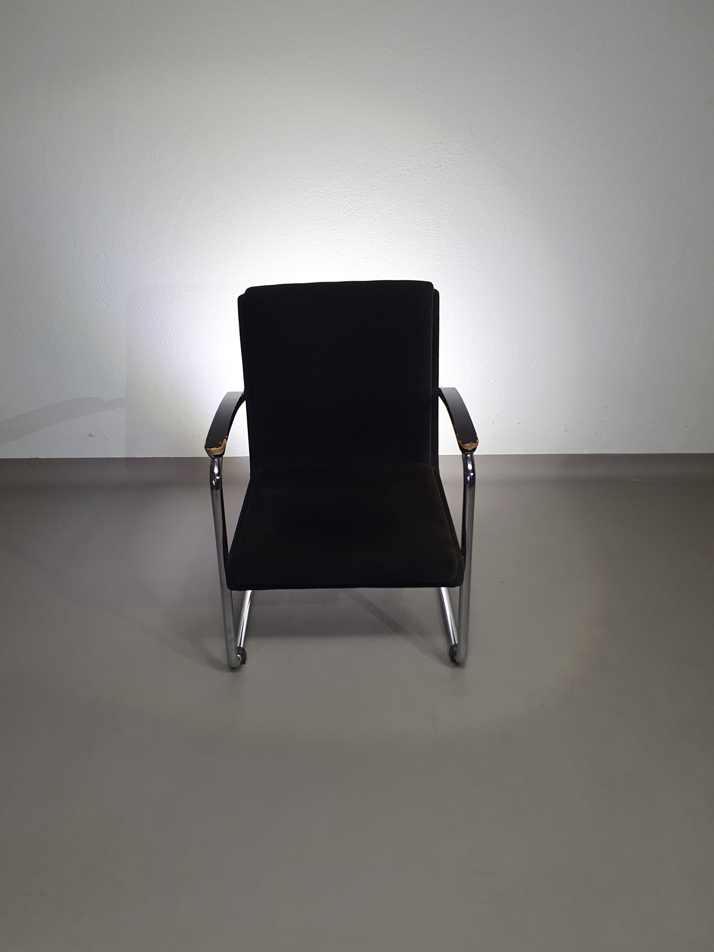 Buisframe armstoel. Met corduroy stof. Fana Metaal Rotterdam