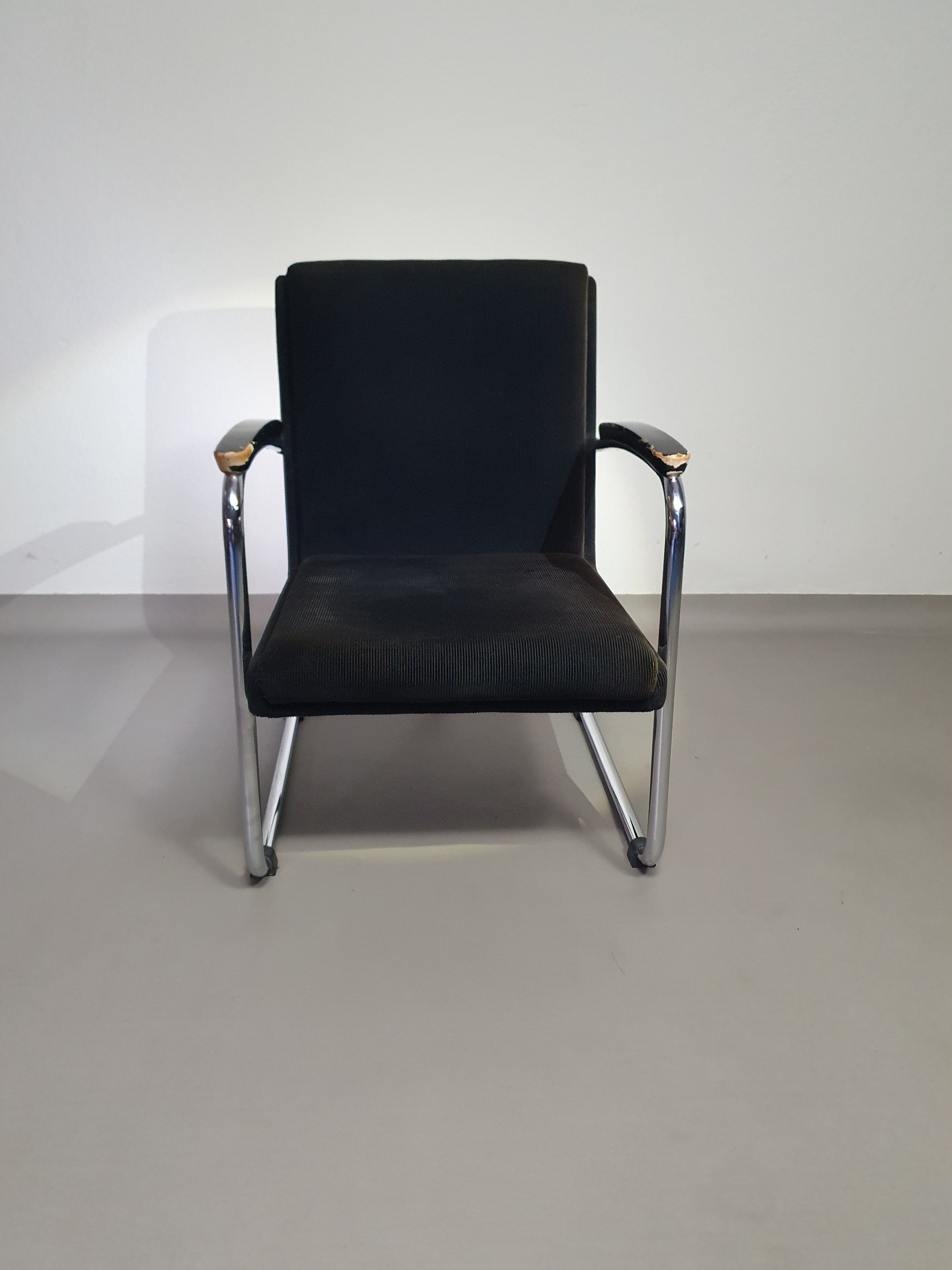 Buisframe armstoel. Met corduroy stof. Fana Metaal Rotterdam