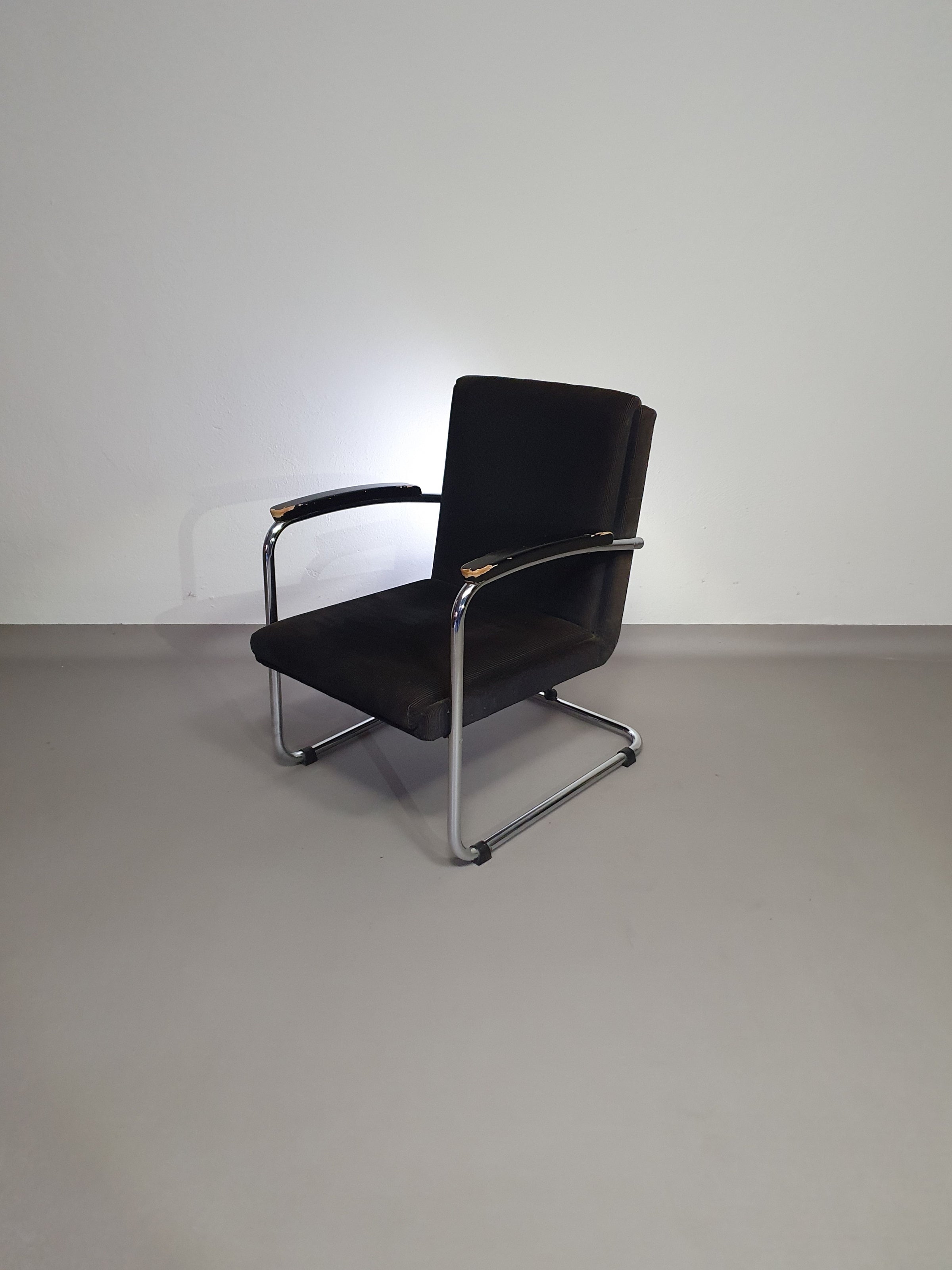 Buisframe armstoel. Met corduroy stof. Fana Metaal Rotterdam