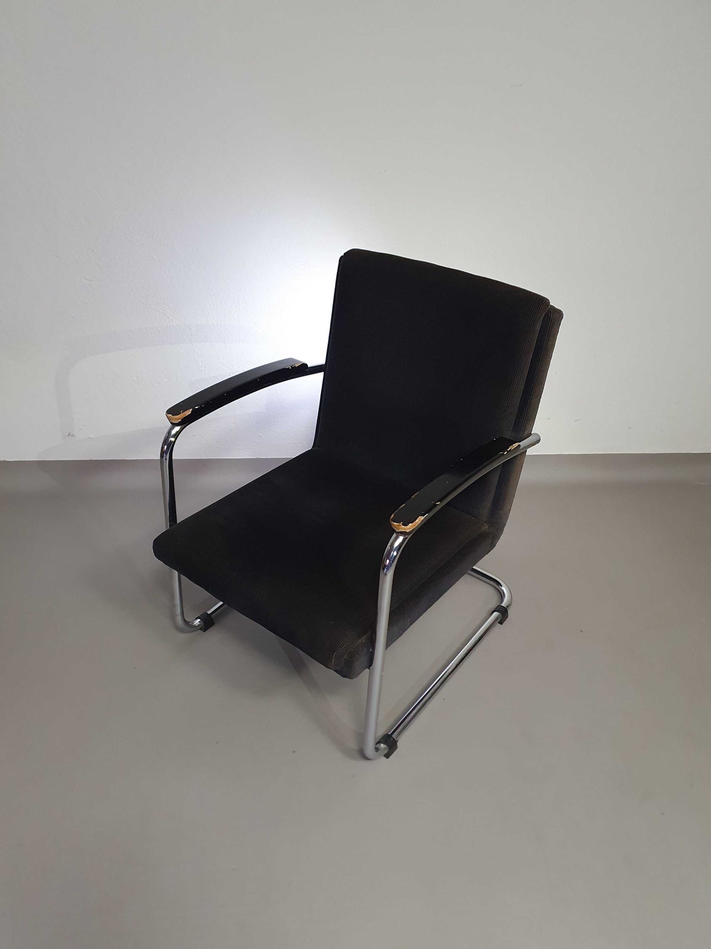 Buisframe armstoel. Met corduroy stof. Fana Metaal Rotterdam