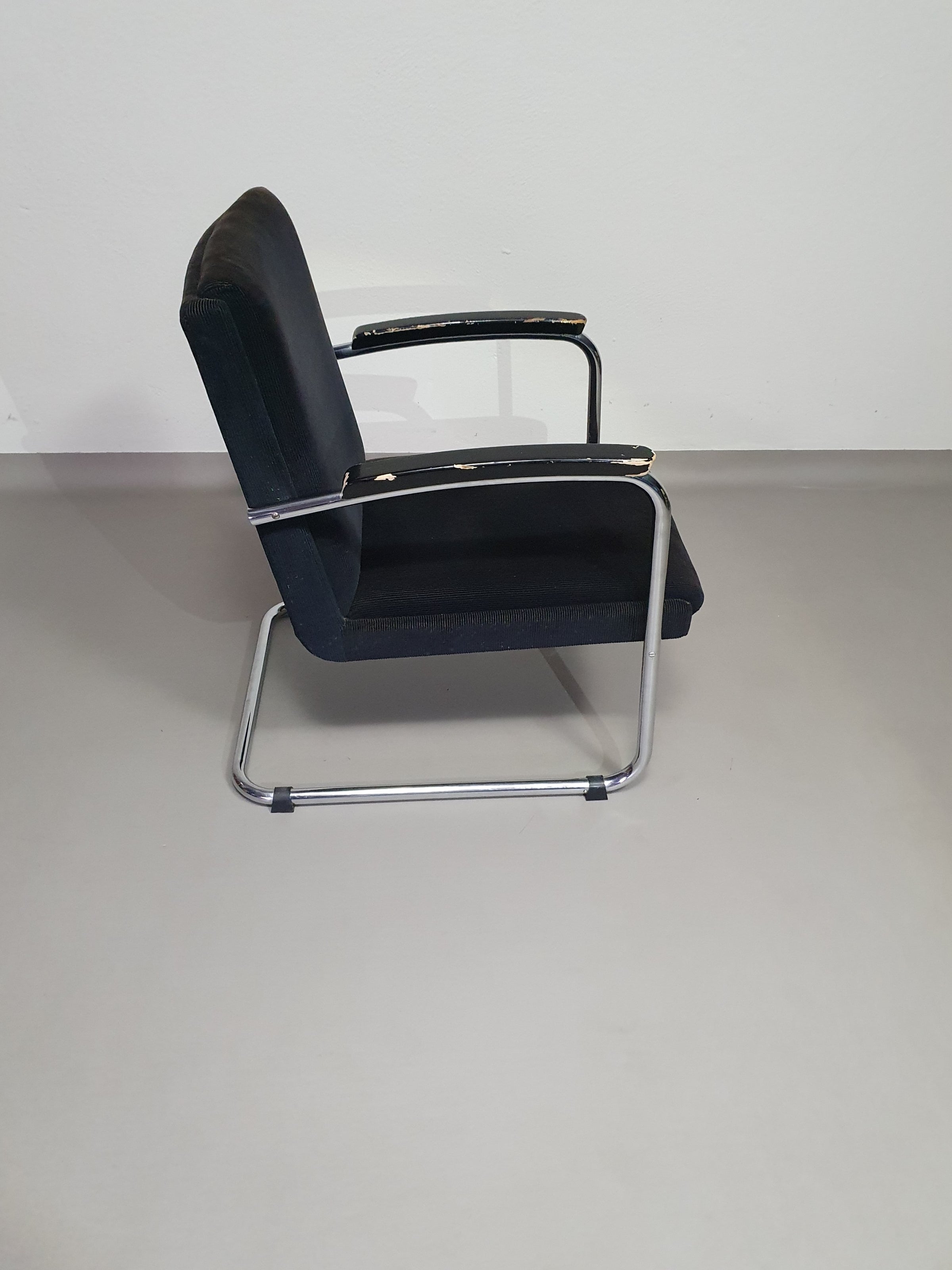 Buisframe armstoel. Met corduroy stof. Fana Metaal Rotterdam