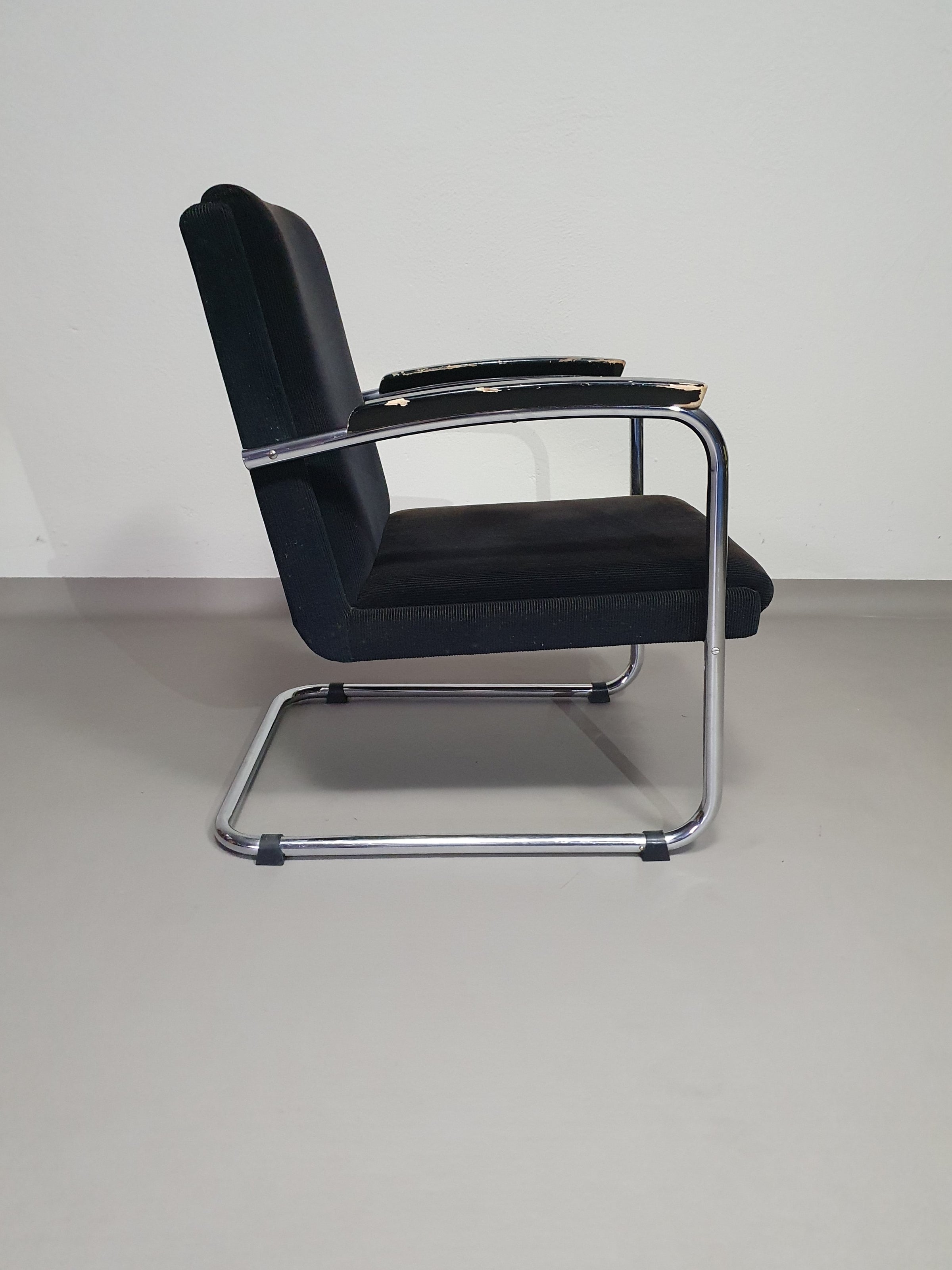 Buisframe armstoel. Met corduroy stof. Fana Metaal Rotterdam