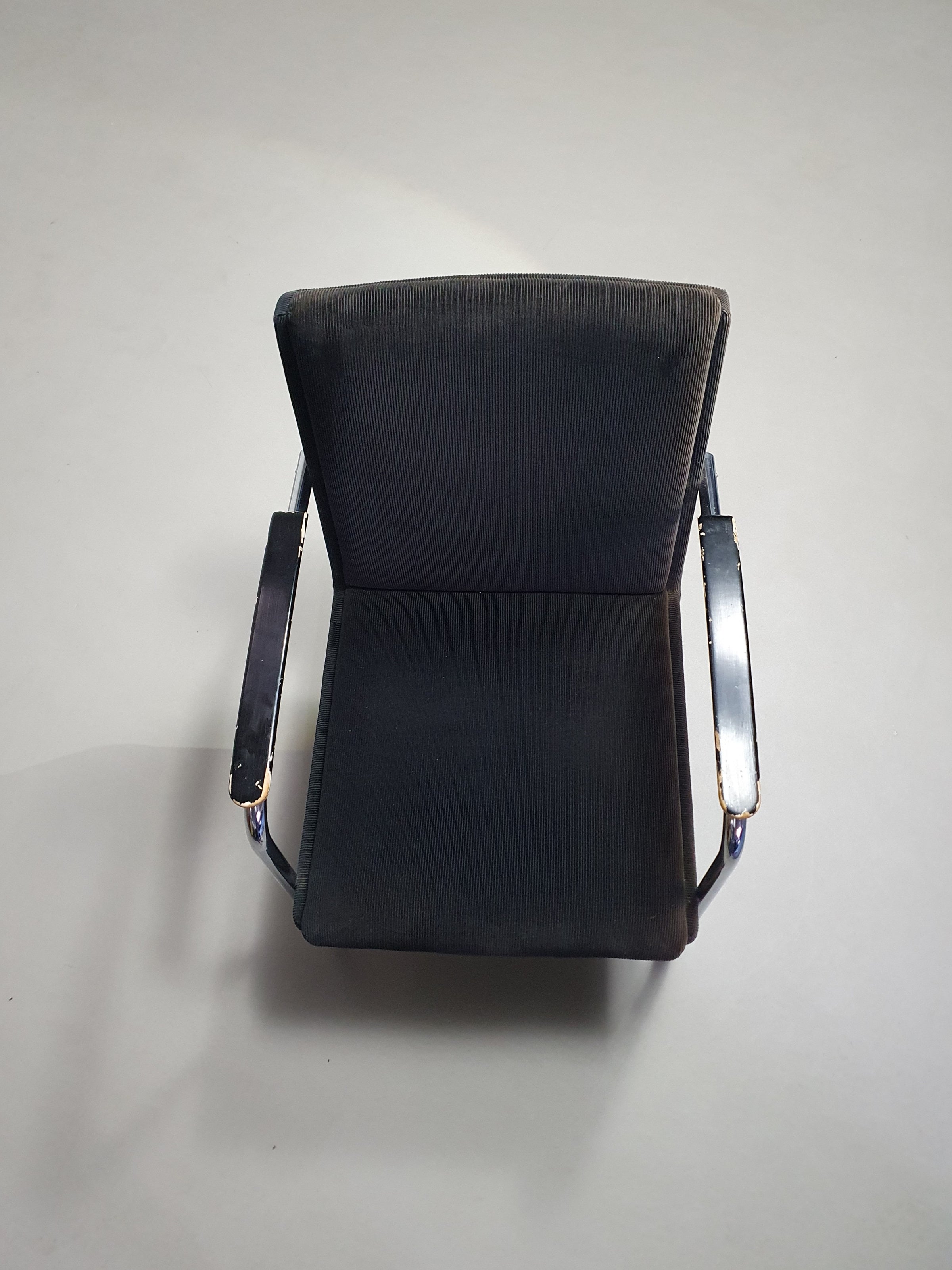 Buisframe armstoel. Met corduroy stof. Fana Metaal Rotterdam
