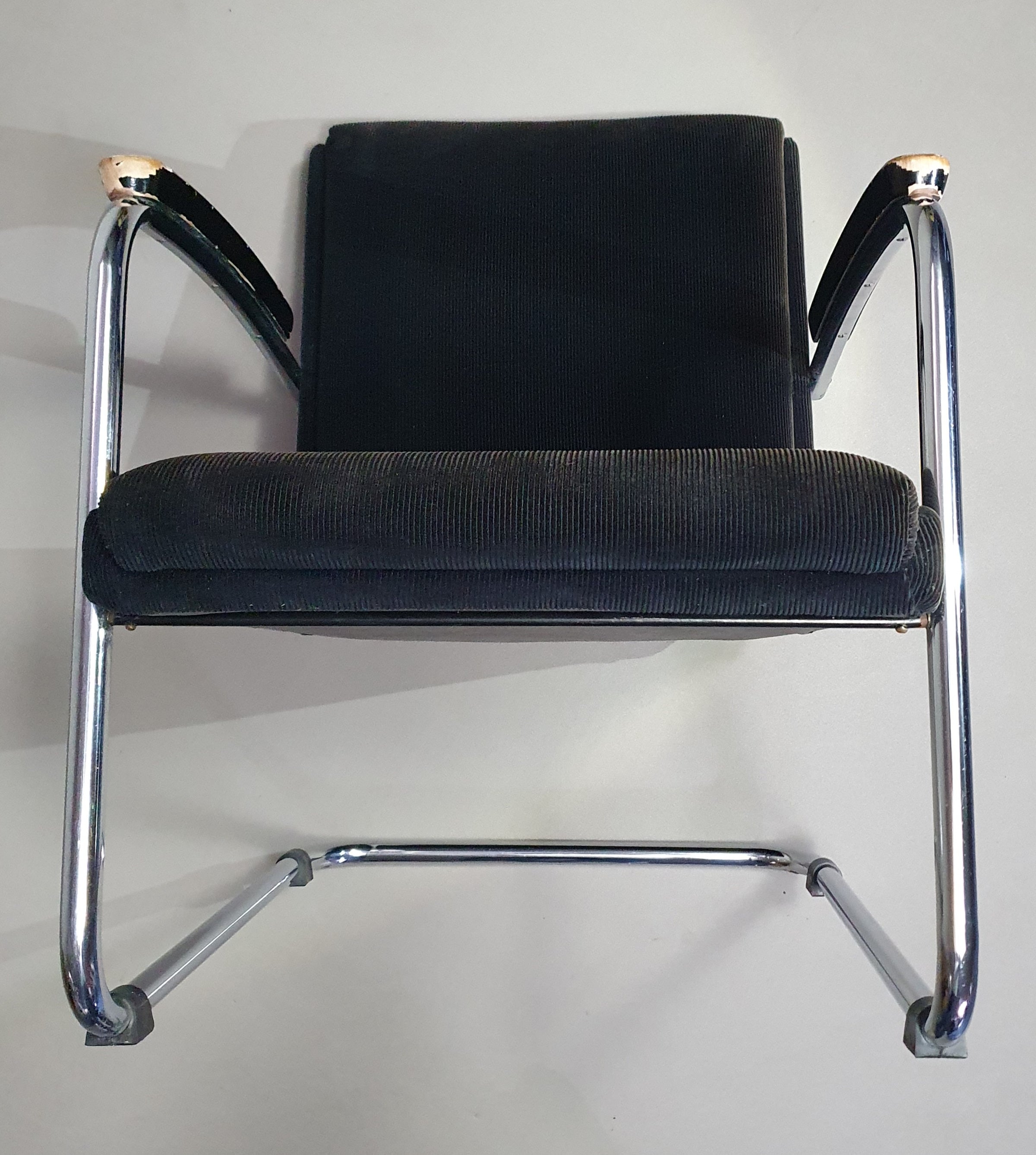 Buisframe armstoel. Met corduroy stof. Fana Metaal Rotterdam