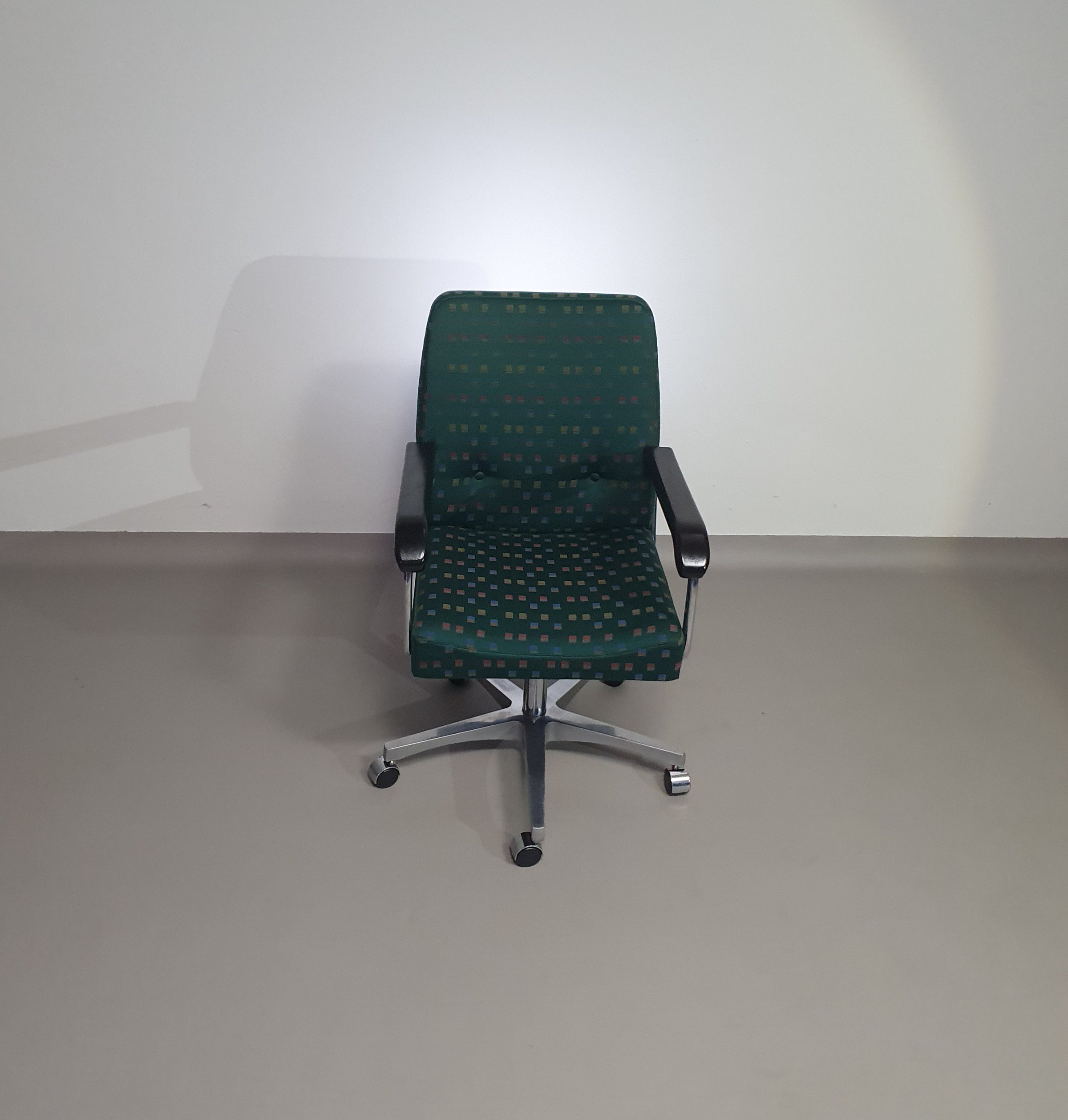 Office chair with armrests / turnable / not height adjustable