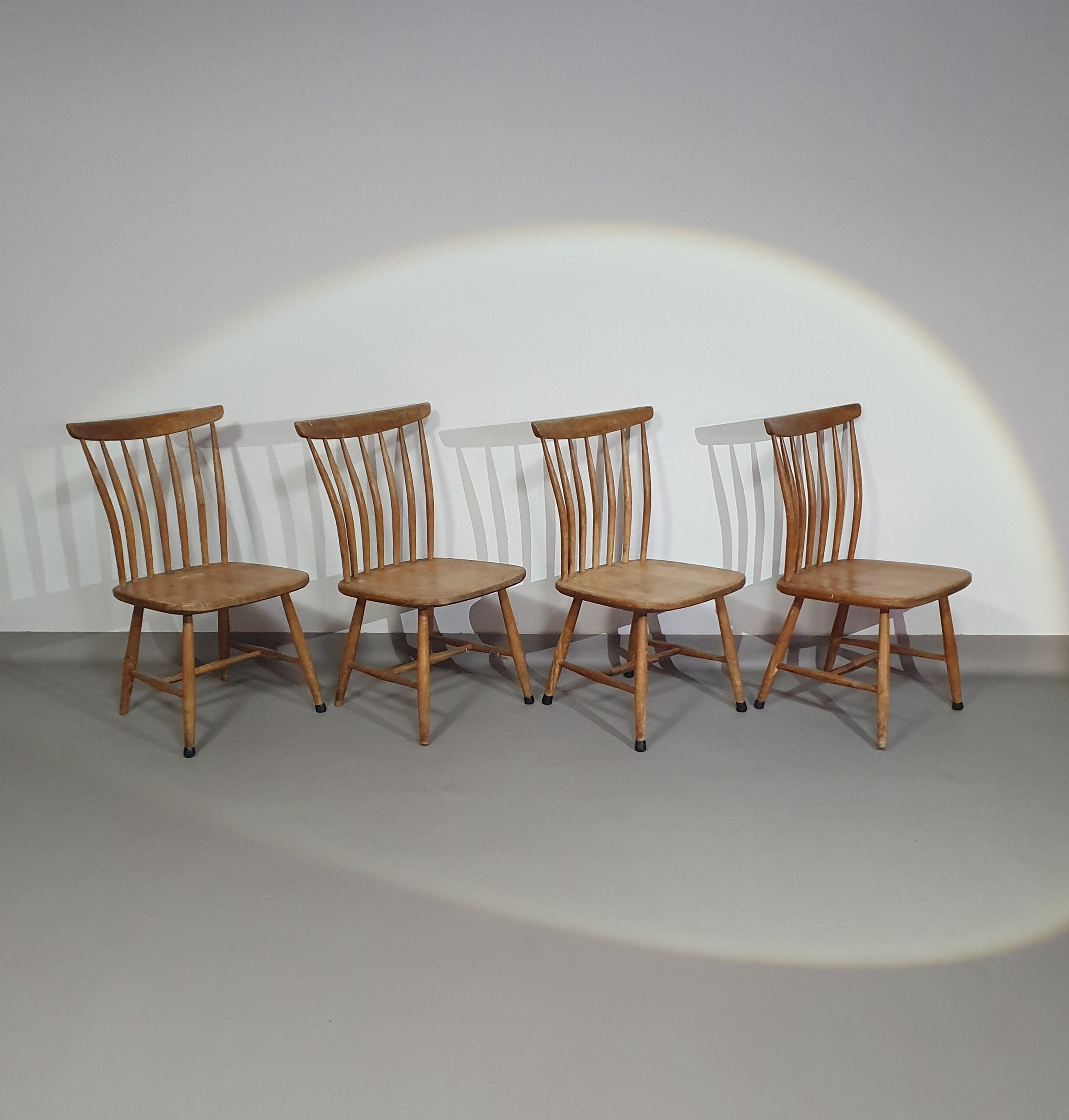 Scandinavische designstoelen AKERBLOM Design Barstoel Berkenhouten stoel Zweden