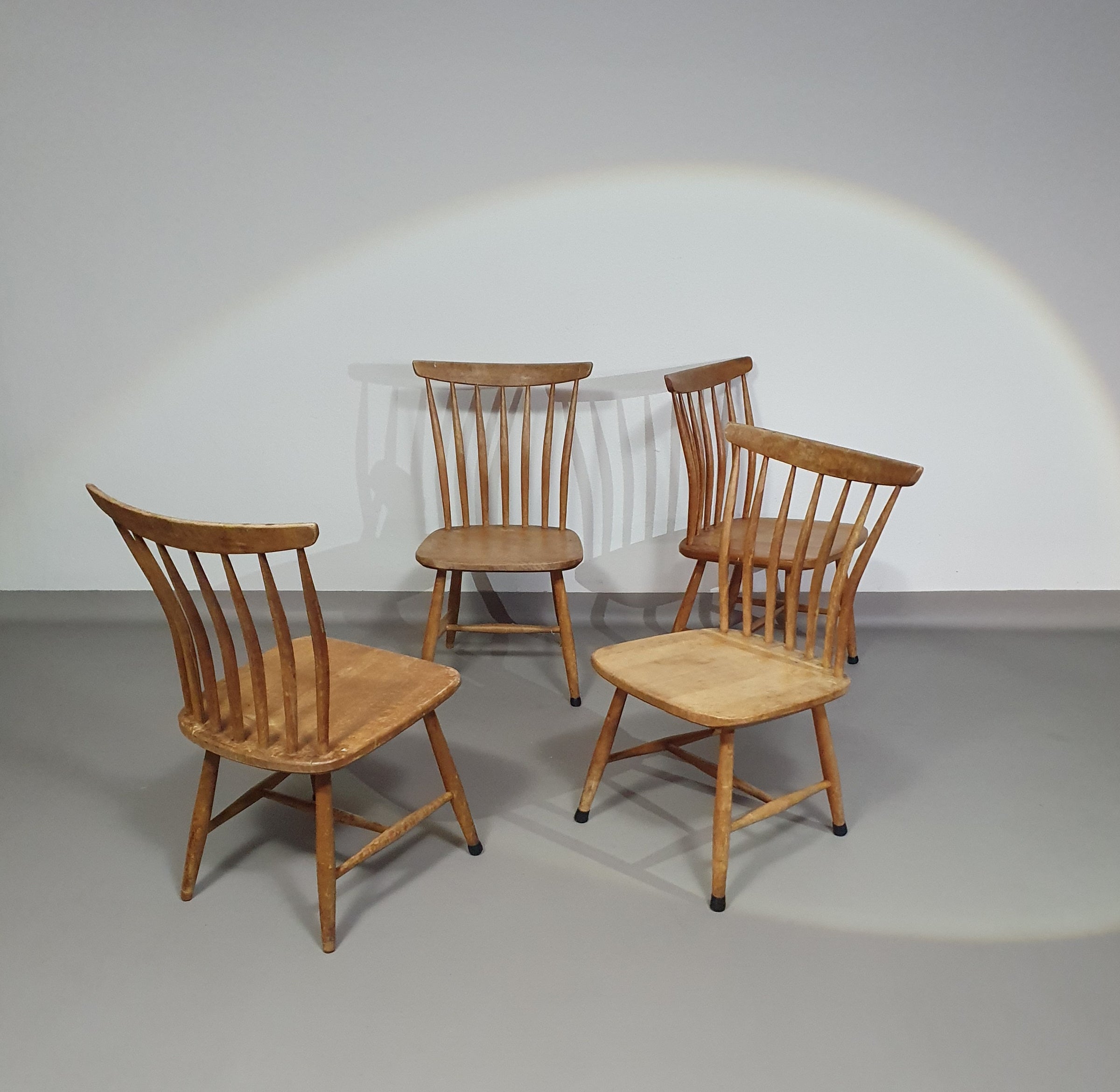 Scandinavische designstoelen AKERBLOM Design Barstoel Berkenhouten stoel Zweden