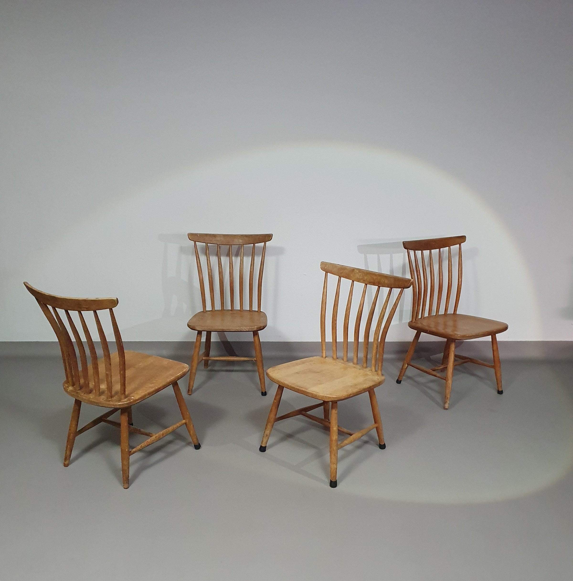 Scandinavische designstoelen AKERBLOM Design Barstoel Berkenhouten stoel Zweden