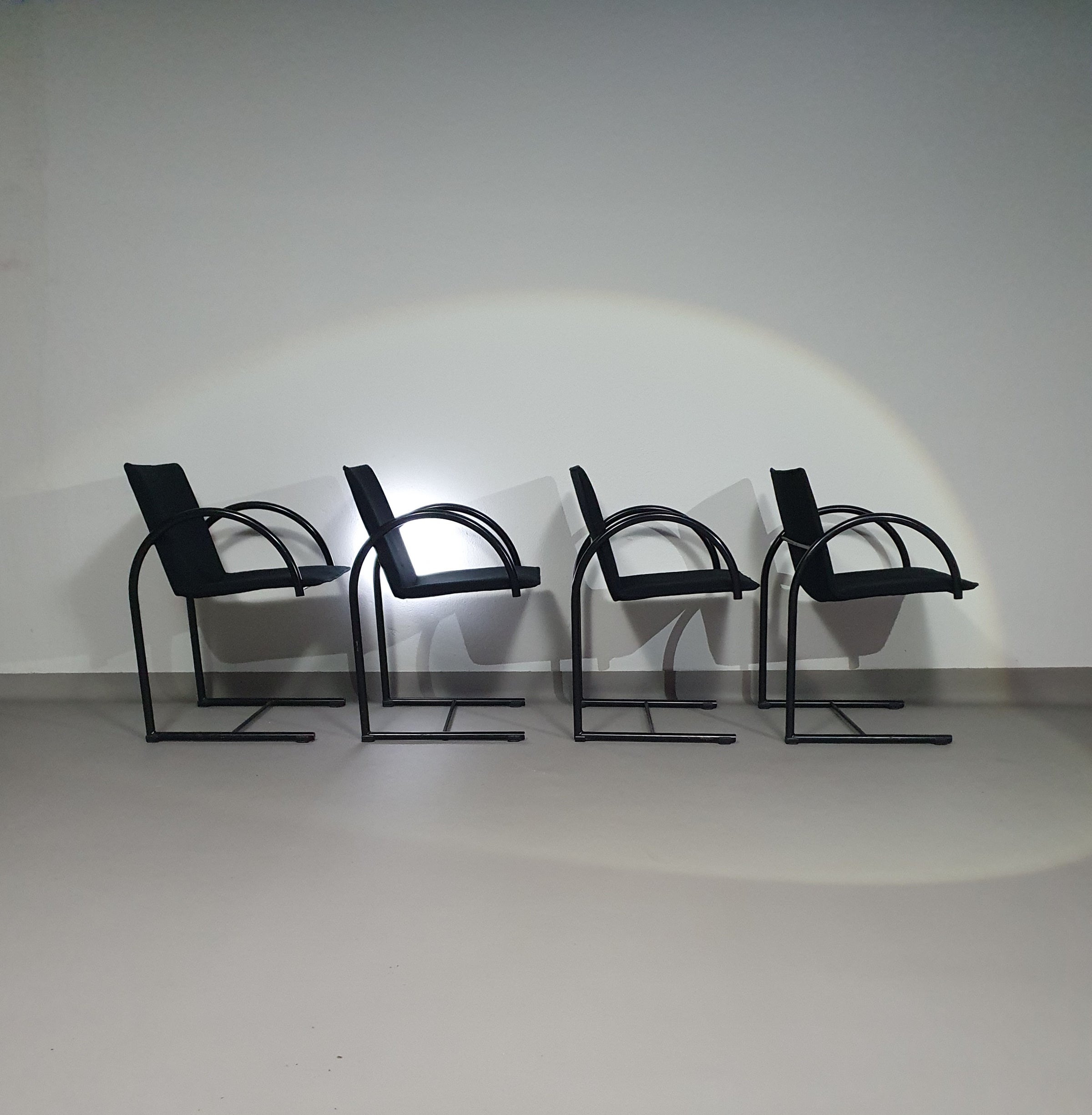CIRKEL FAMSTOELEN VAN PIERRE MAZAIRAC &amp; KAREL BOONZAAIJER VOOR METAFORM 1980S