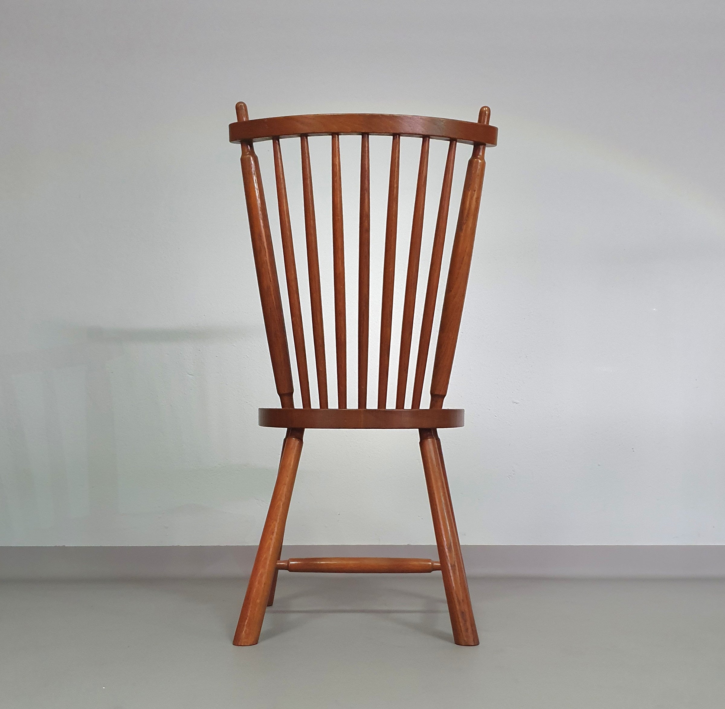 De Ster Geldermalsen Spindle Back dining chair 6 x in solid Oak. With a small carved decoration in the back rest.
1960s