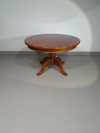 70s Pine wood dining table / wood column leg table in 4-leg design with round top 
Width 125 cm
Height 75 cm