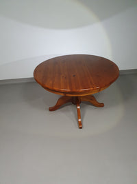 70s Pine wood dining table / wood column leg table in 4-leg design with round top 
Width 125 cm
Height 75 cm