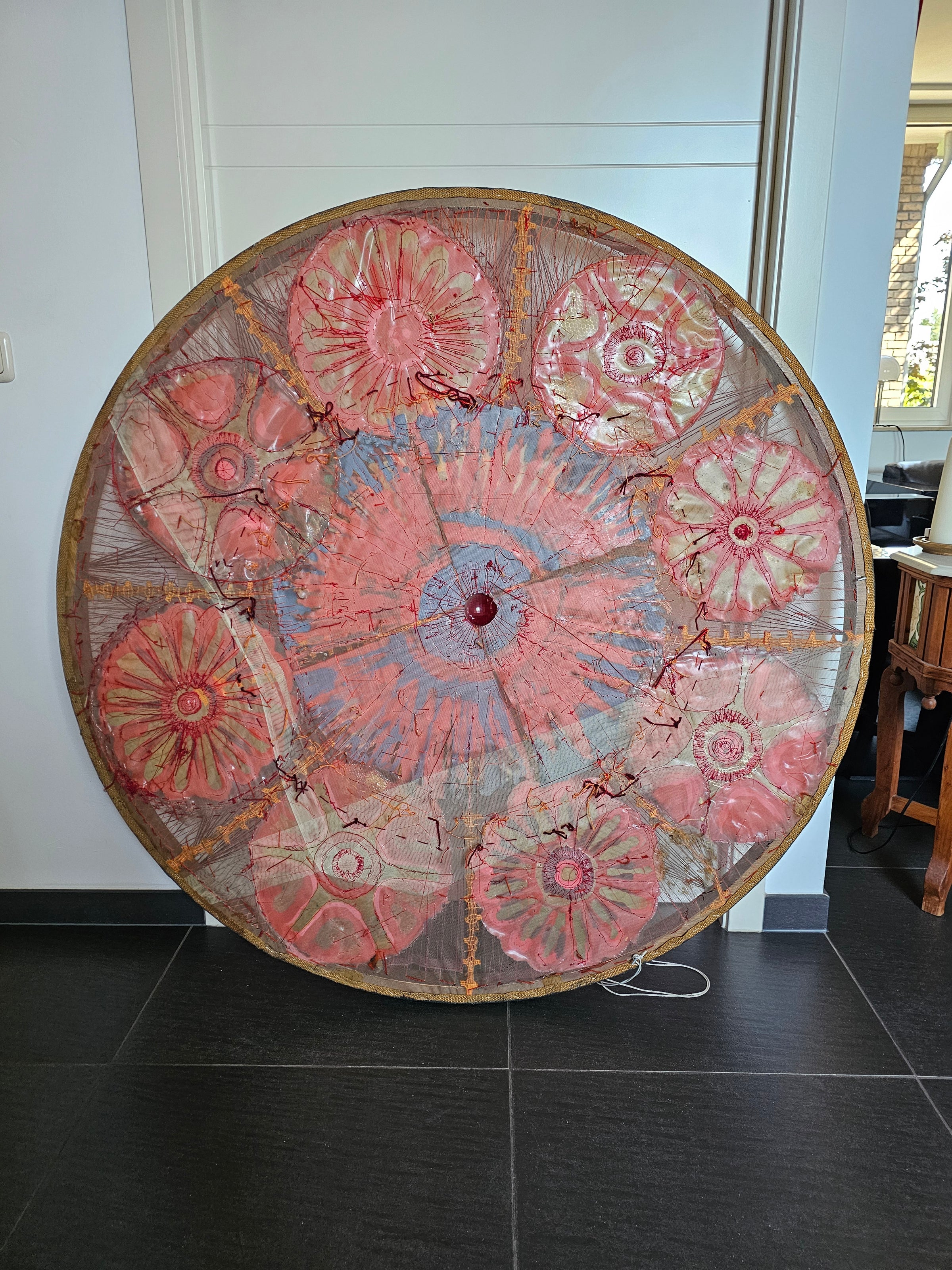 Groot wandstuk textielkunst jaren 70 / houten lijst met spijkers
