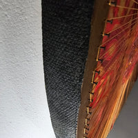 Groot wandstuk textielkunst jaren 70 / houten lijst met spijkers
