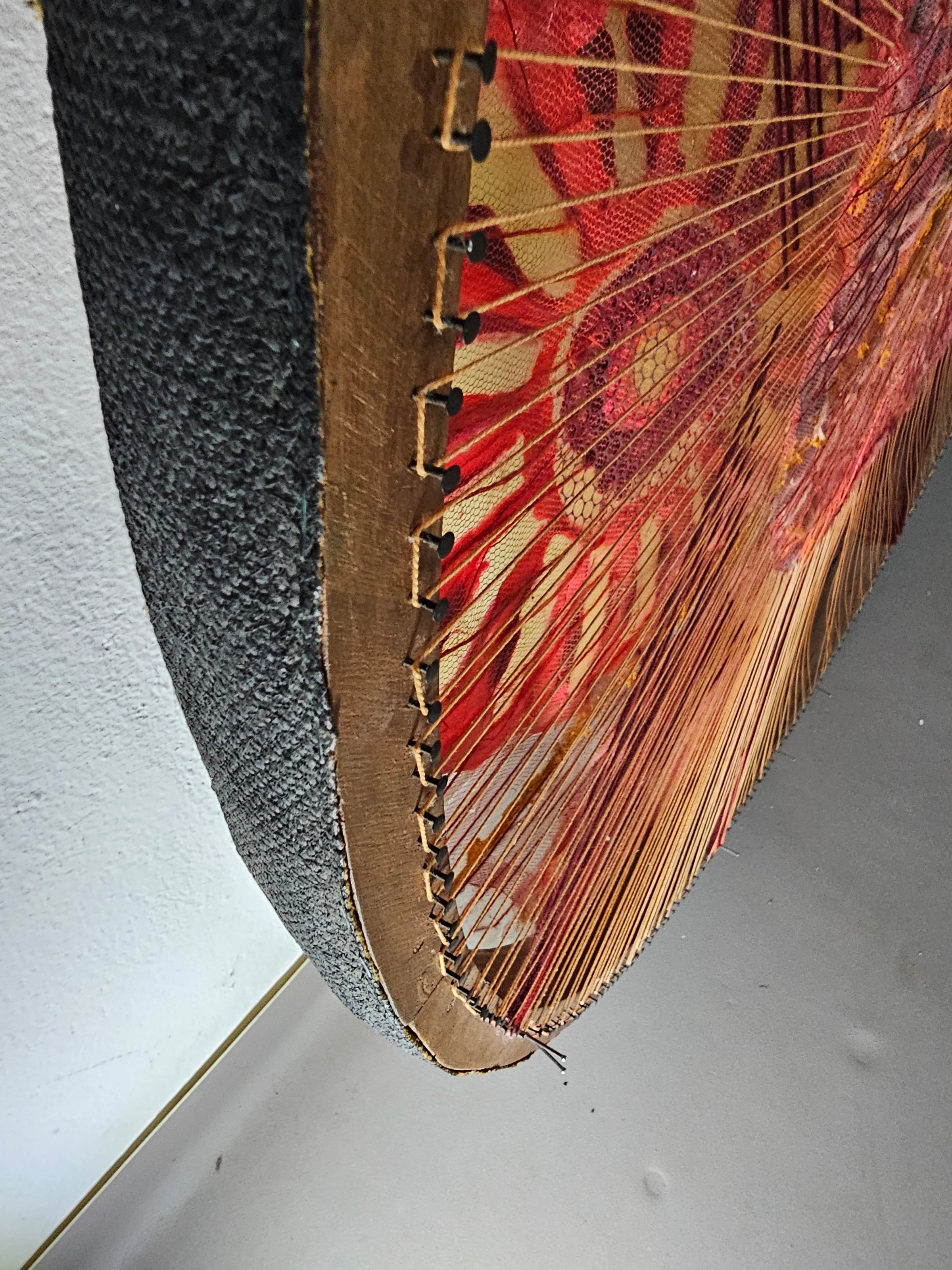 Groot wandstuk textielkunst jaren 70 / houten lijst met spijkers