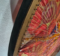 Groot wandstuk textielkunst jaren 70 / houten lijst met spijkers