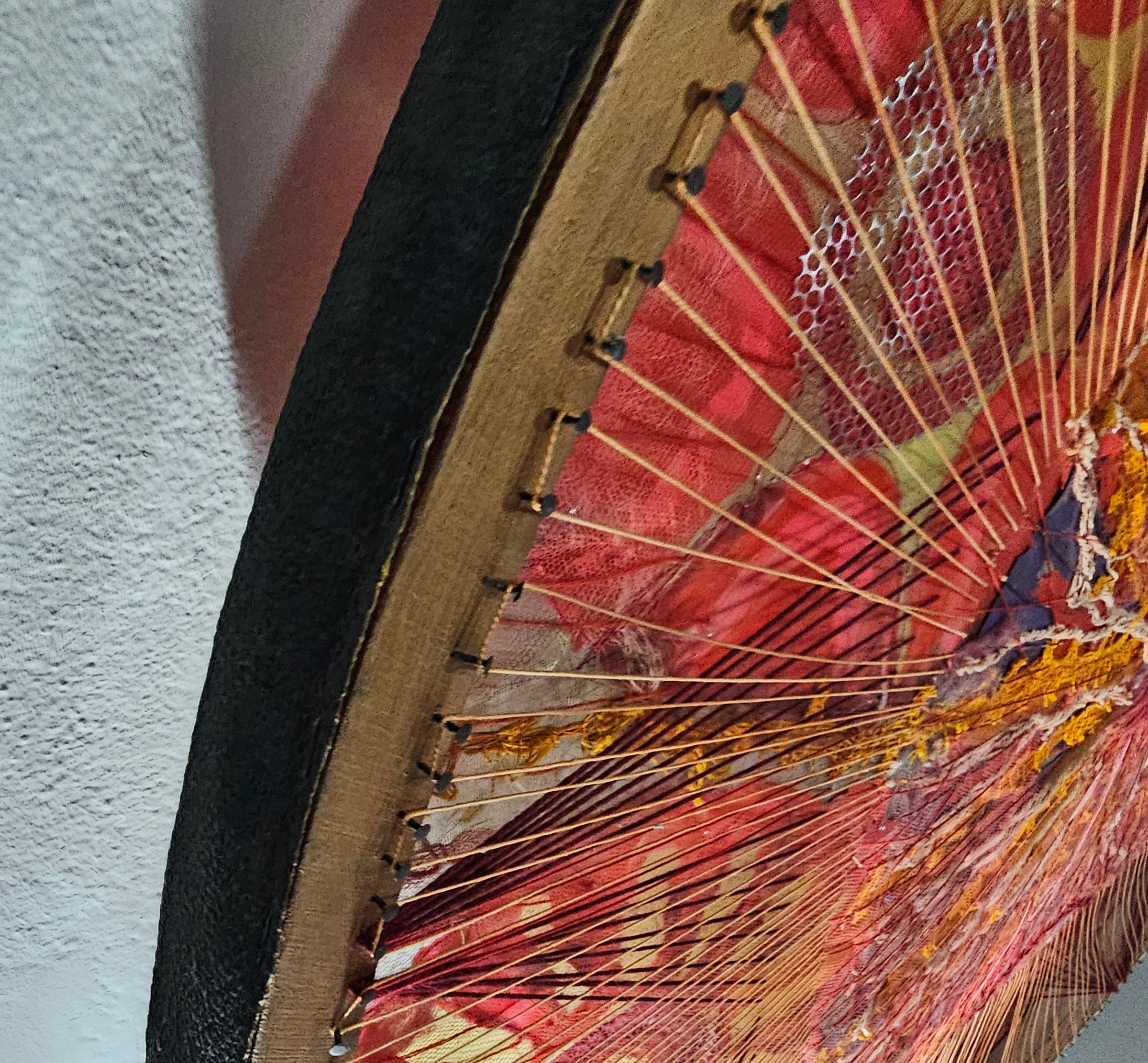 Groot wandstuk textielkunst jaren 70 / houten lijst met spijkers