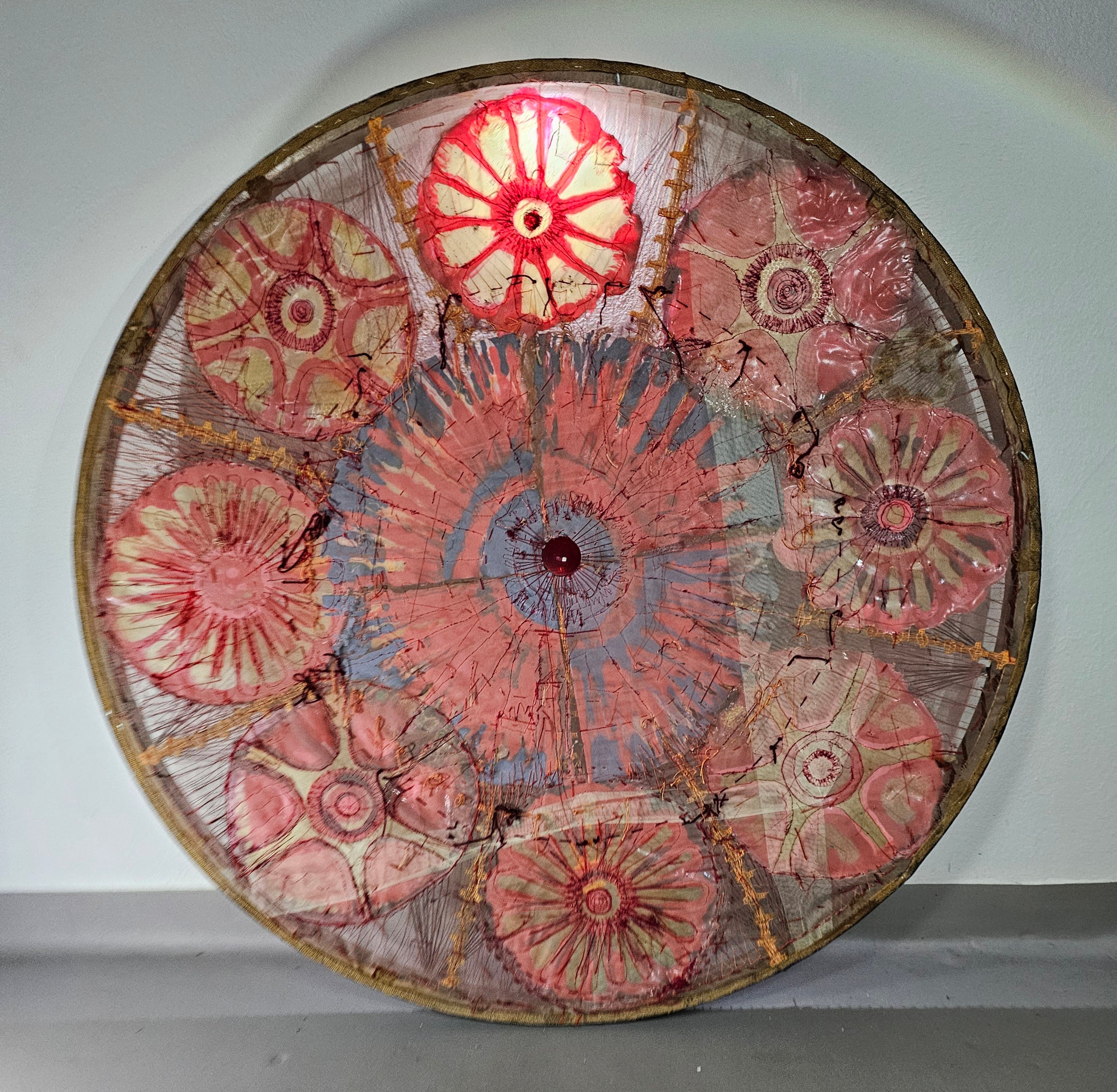 Groot wandstuk textielkunst jaren 70 / houten lijst met spijkers