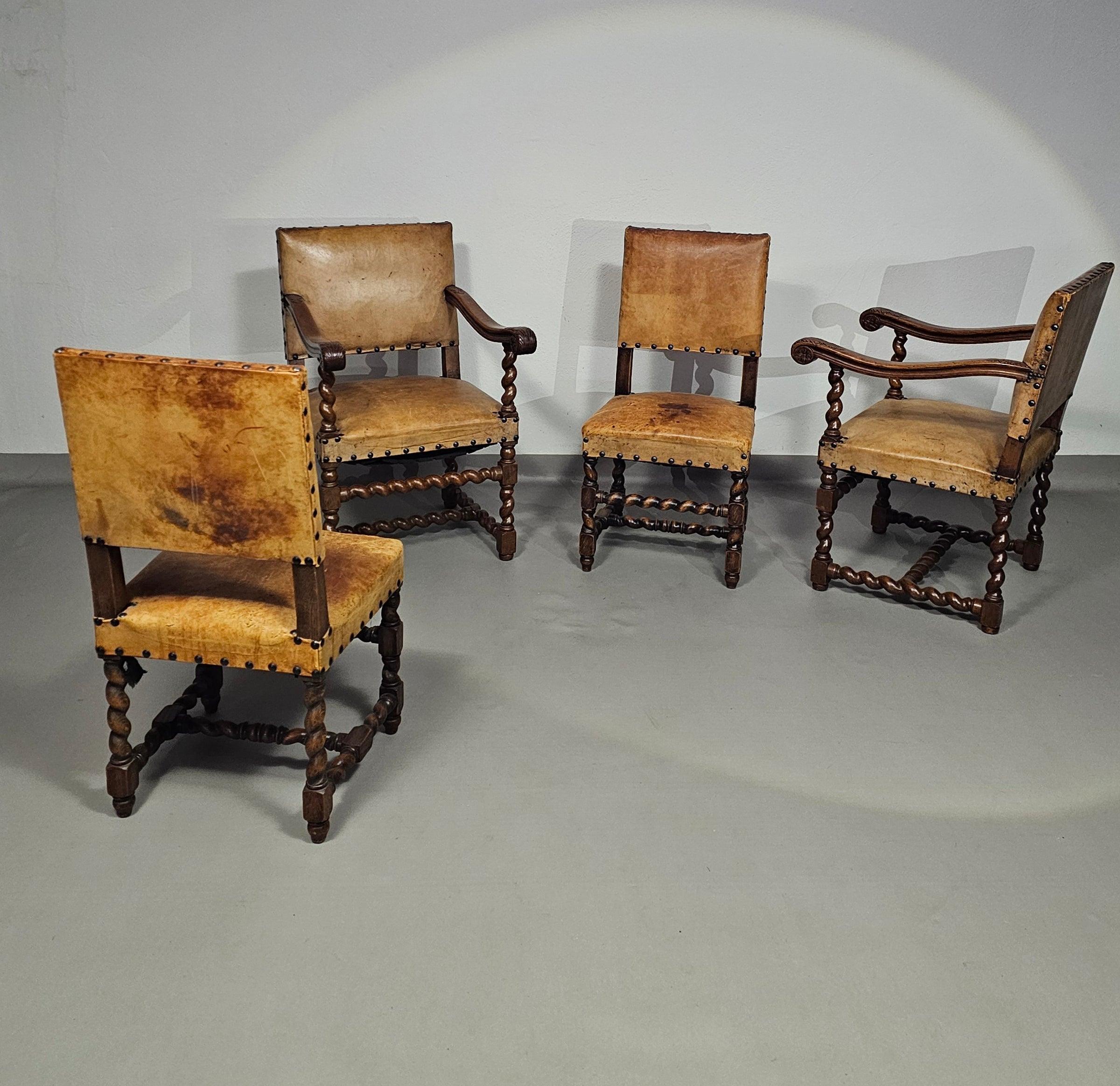 Bijpassende set / Kasteelstoelen / Neo Barok / schapenleer / jaren 1900
