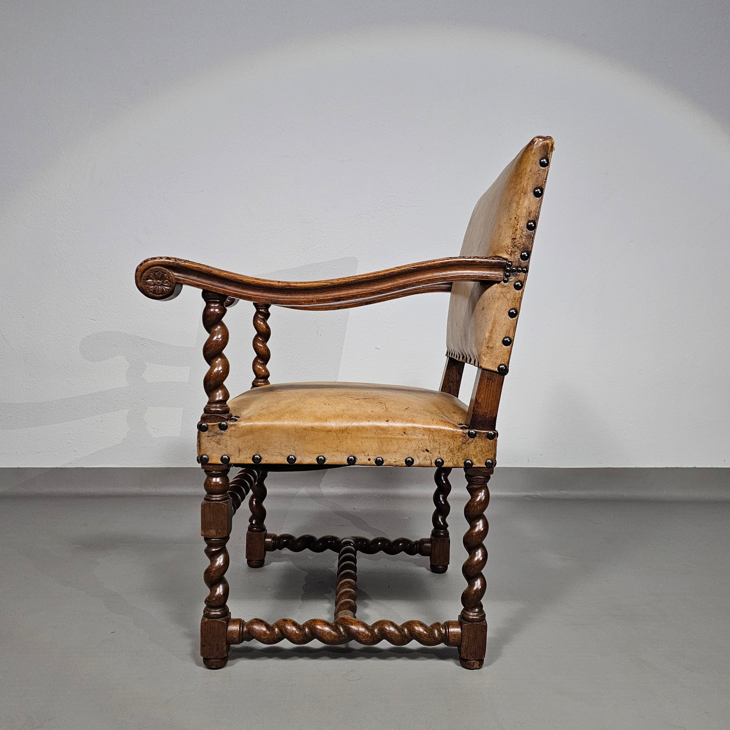 Bijpassende set / Kasteelstoelen / Neo Barok / schapenleer / jaren 1900