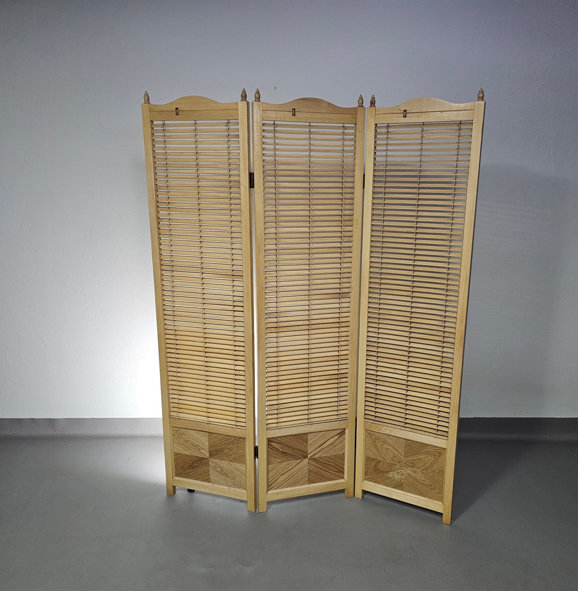 Kamerverdeler
 Frans blond beukenhouten lamellenscherm, kamerverdeler, jaren 60

 Breedte 155

 Hoogte 185 cm