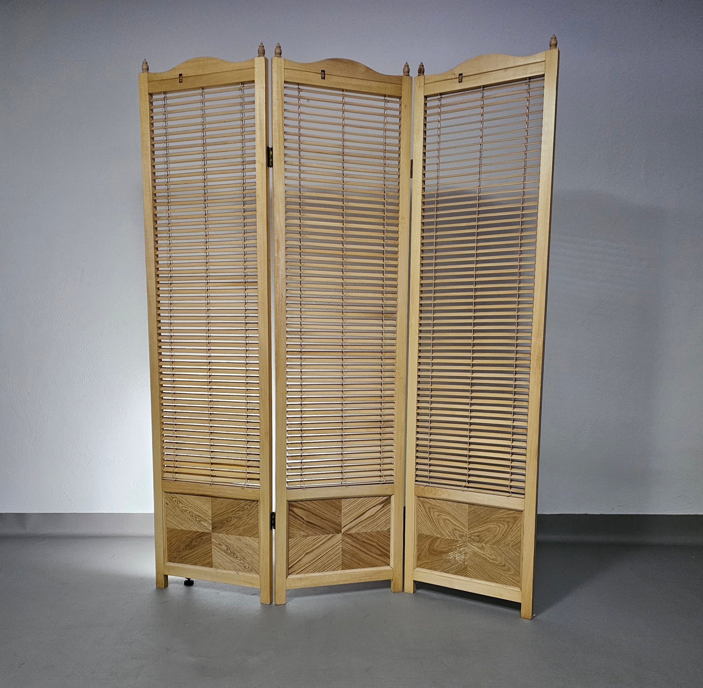Kamerverdeler
 Frans blond beukenhouten lamellenscherm, kamerverdeler, jaren 60

 Breedte 155

 Hoogte 185 cm