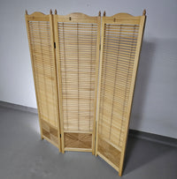 Kamerverdeler
 Frans blond beukenhouten lamellenscherm, kamerverdeler, jaren 60

 Breedte 155

 Hoogte 185 cm