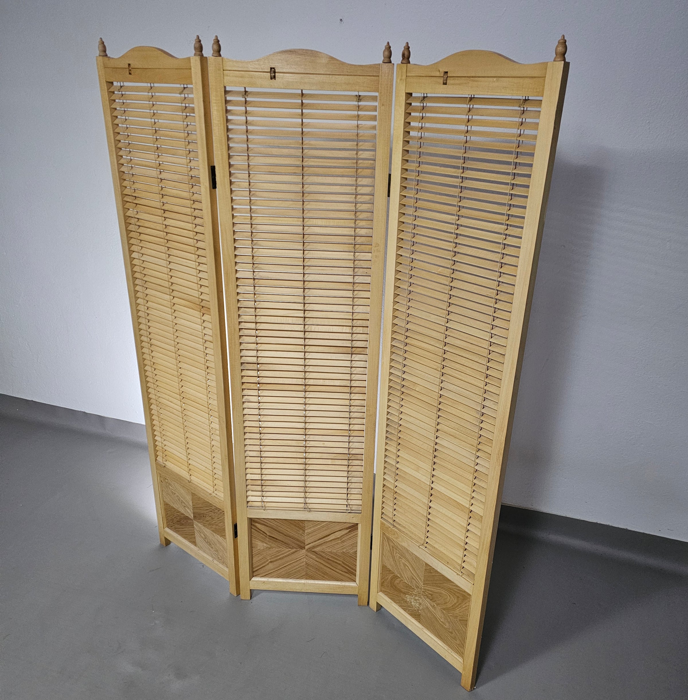 Kamerverdeler
 Frans blond beukenhouten lamellenscherm, kamerverdeler, jaren 60

 Breedte 155

 Hoogte 185 cm