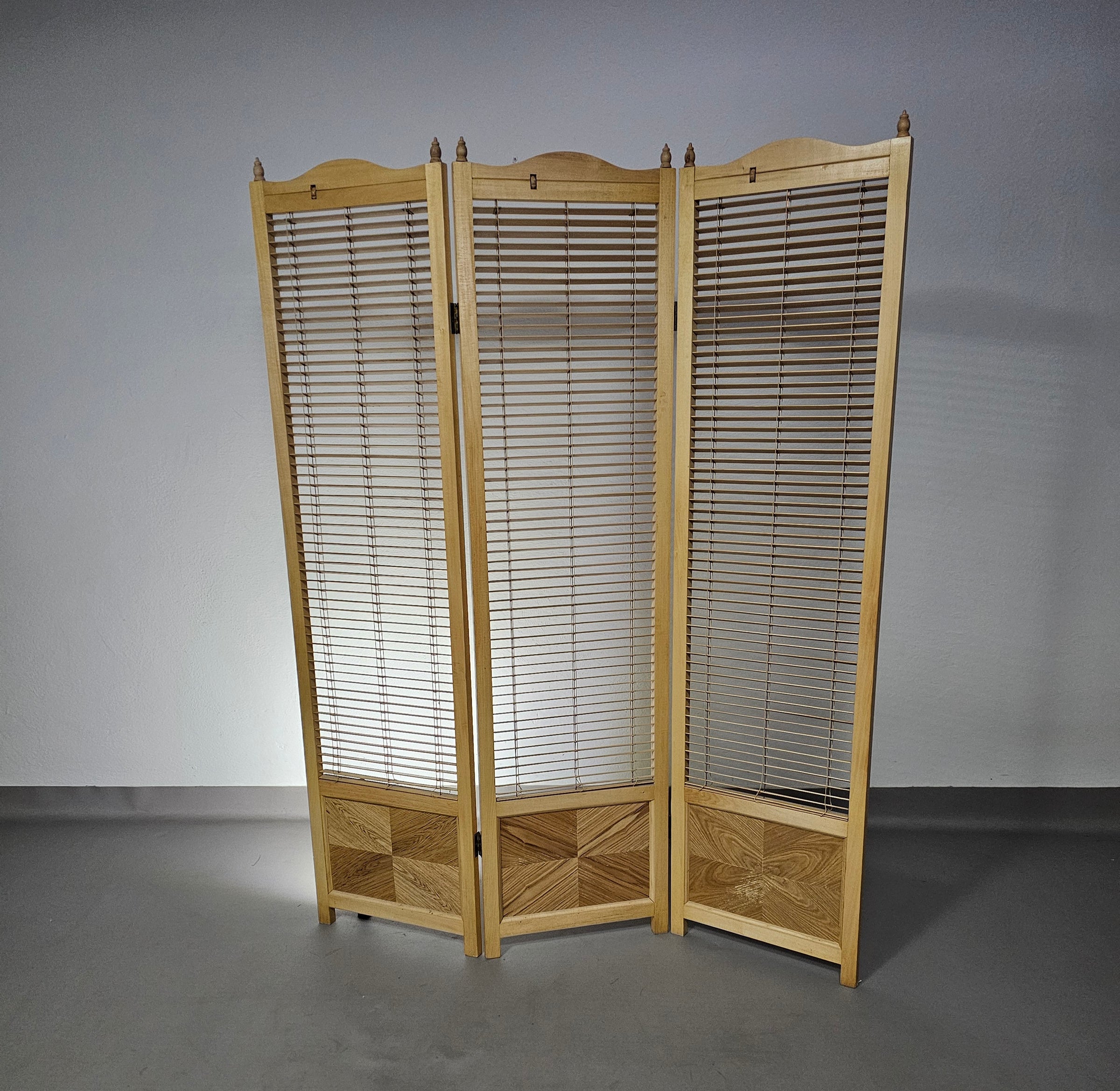 Kamerverdeler
 Frans blond beukenhouten lamellenscherm, kamerverdeler, jaren 60

 Breedte 155

 Hoogte 185 cm